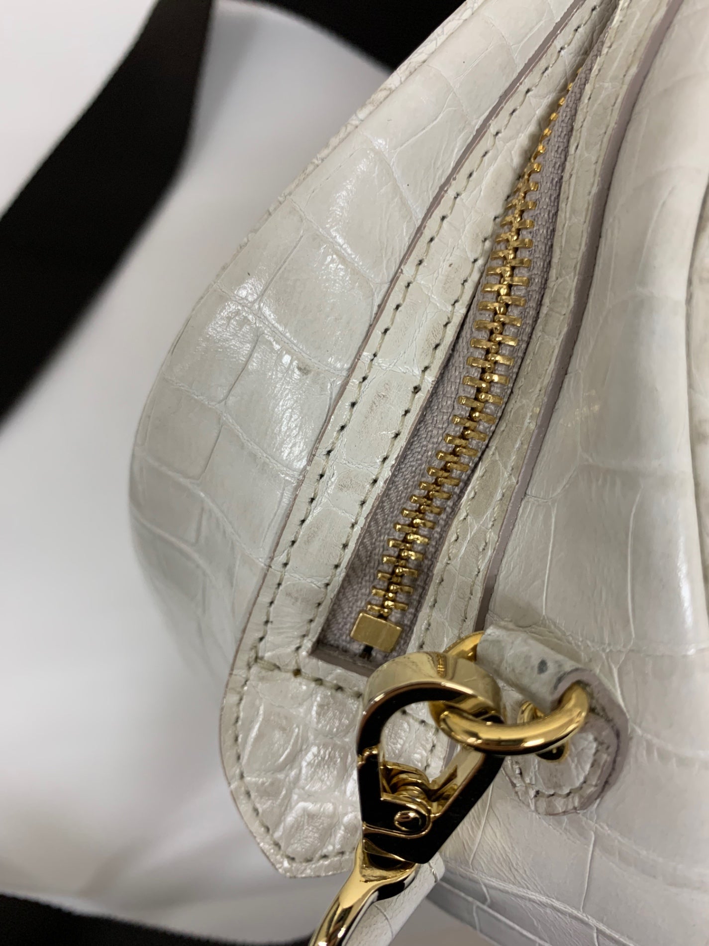 エーディーエムジェイ ショルダーバッグ ホワイト クロコ型押し ヒマラヤ スワロフスキー ITX5C6TA9D6W