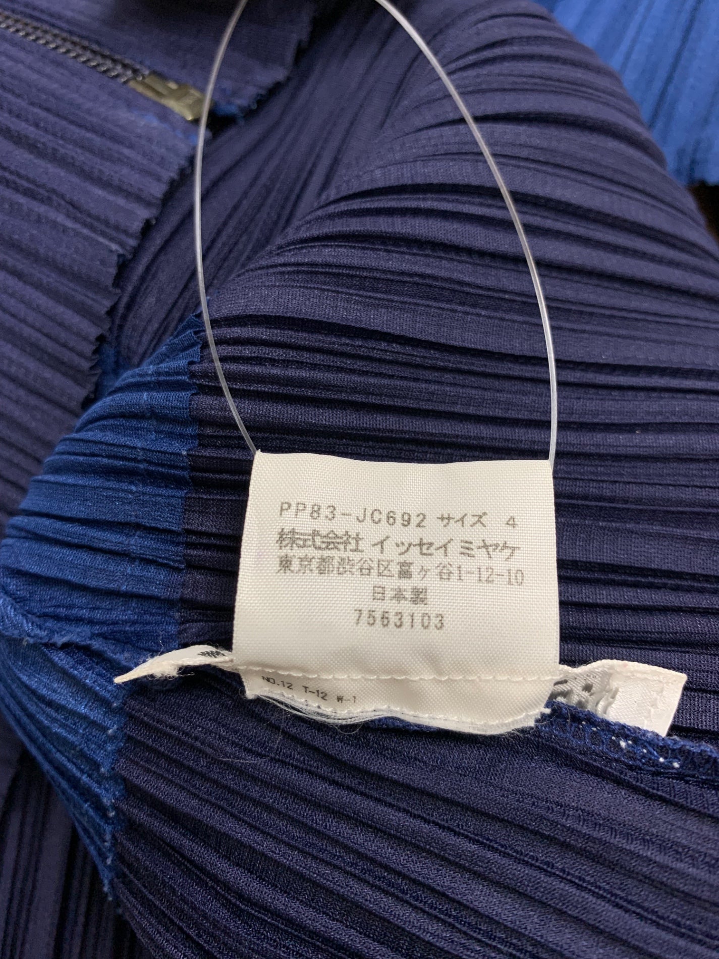 プリーツプリーズイッセイミヤケ PP83-JC692 パーカー 4 ブルー ジップアップ バイカラー フード耳付き ITUXUVB3TPM4