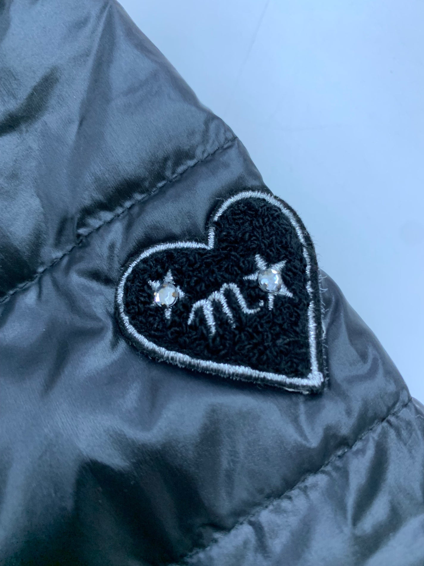 エムズグレイシー 019509 コンパクトダウンジャケット 38 ブラック フラワージップ フリル ハートワッペン フード ITODGMDKM2EV