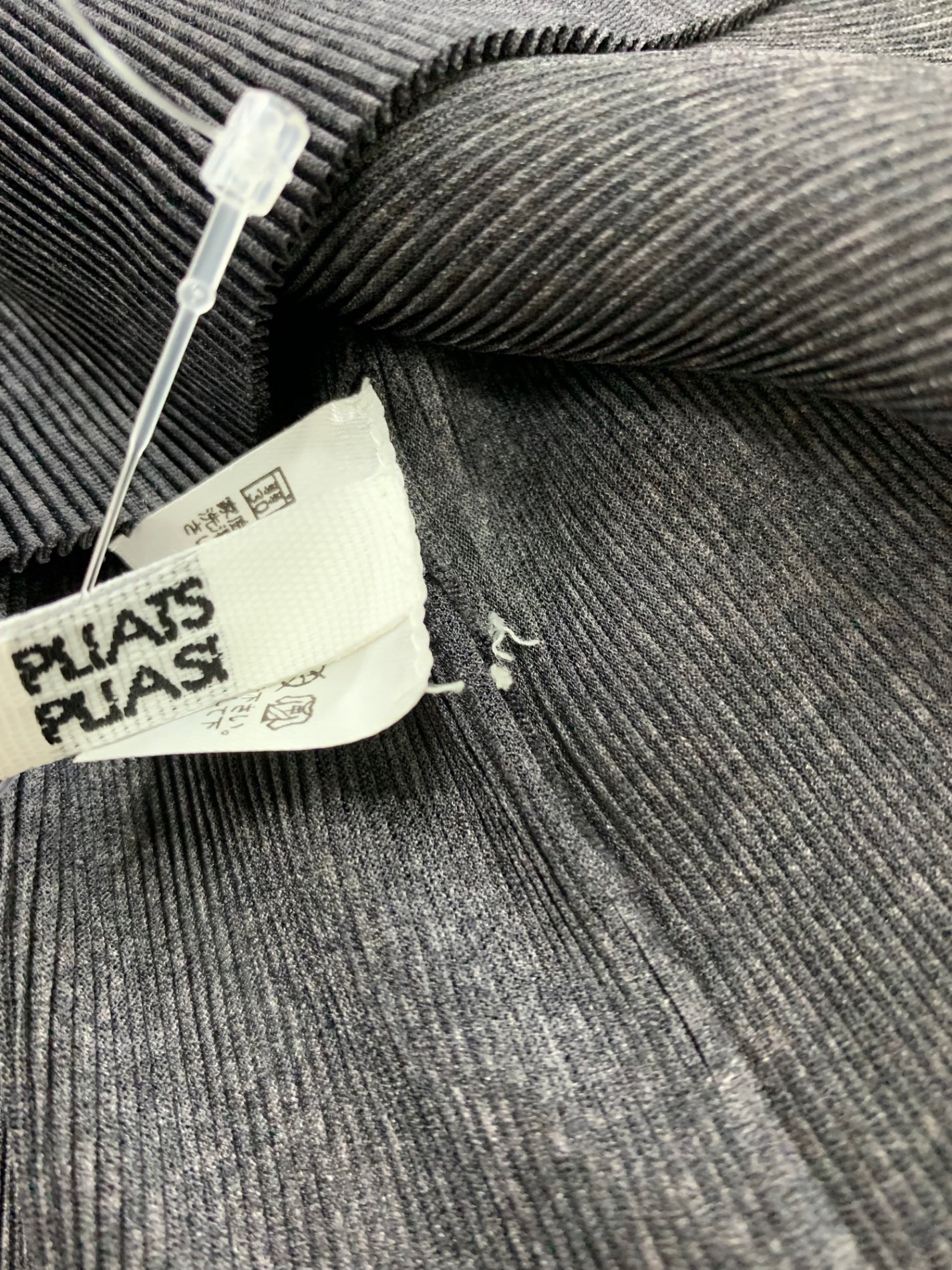 プリーツプリーズイッセイミヤケ PP02FK105 プルオーバー 3 グレー ボトルネック IT0CK5EY98BQ