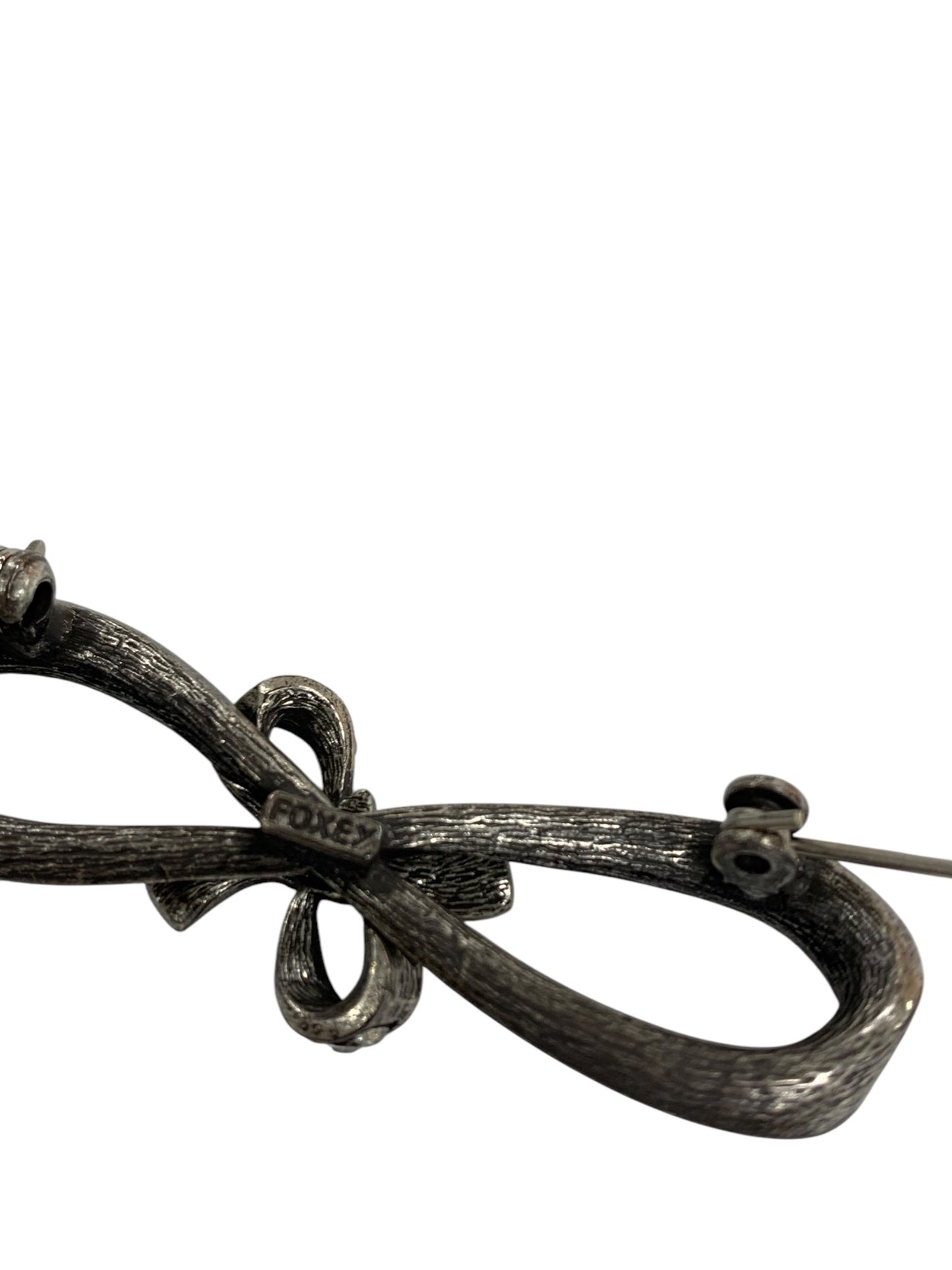 フォクシーブティック ブローチ シルバー リボン ラインストーン ITCAI3H2B85O