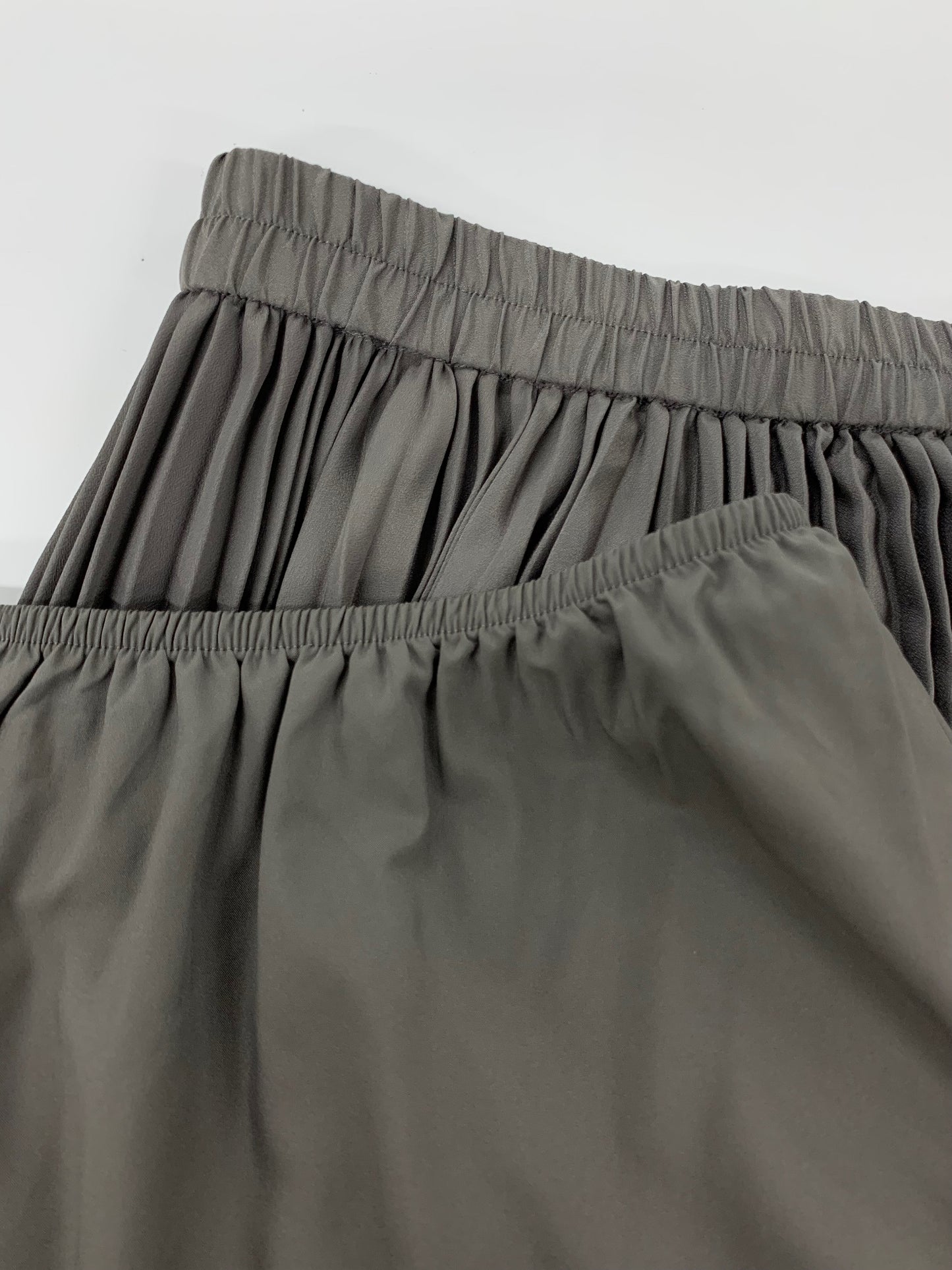 セオリーリュクス Refined Pleats Pilil Skirt 03-4307313-041-038 38 グレージュ ‘24 ITB3GX4WF4EU