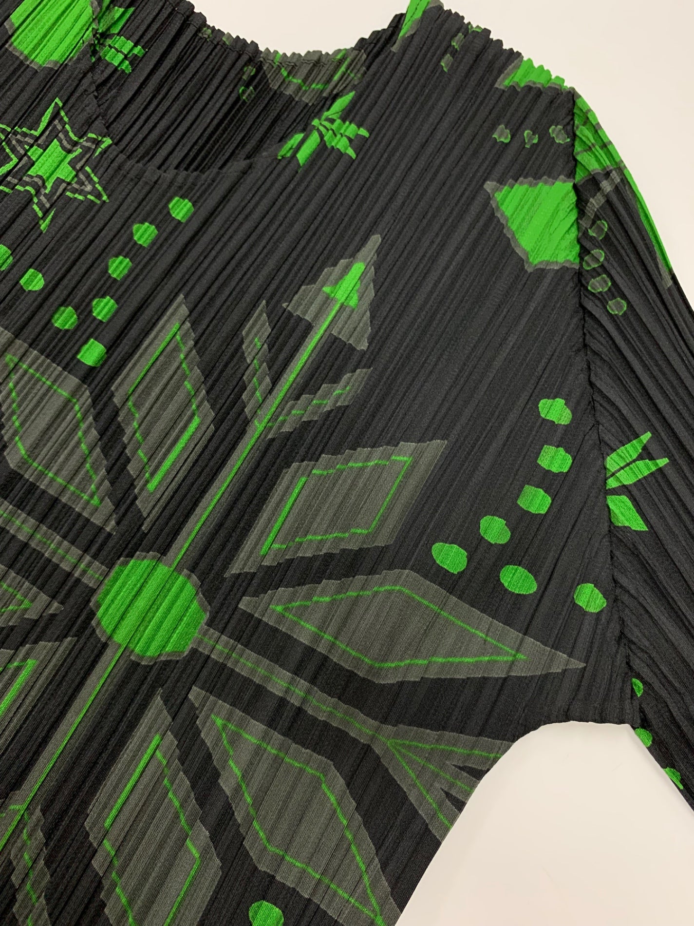 プリーツプリーズイッセイミヤケ PP43-JK861 カットソー 3 ブラック クルーネック 結晶モチーフ ITV57RMWAAKG