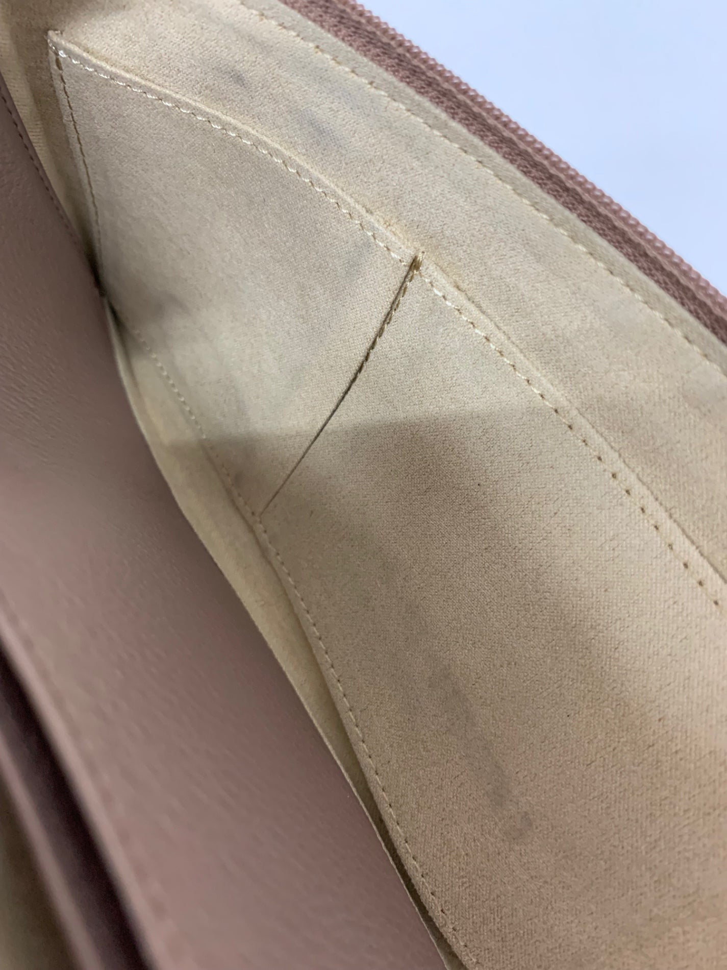 アタオ slimo ヴィトロ 財布 ピンク 大聖堂のステンドグラスがイメージのレザー IT7KSKJD7M4N