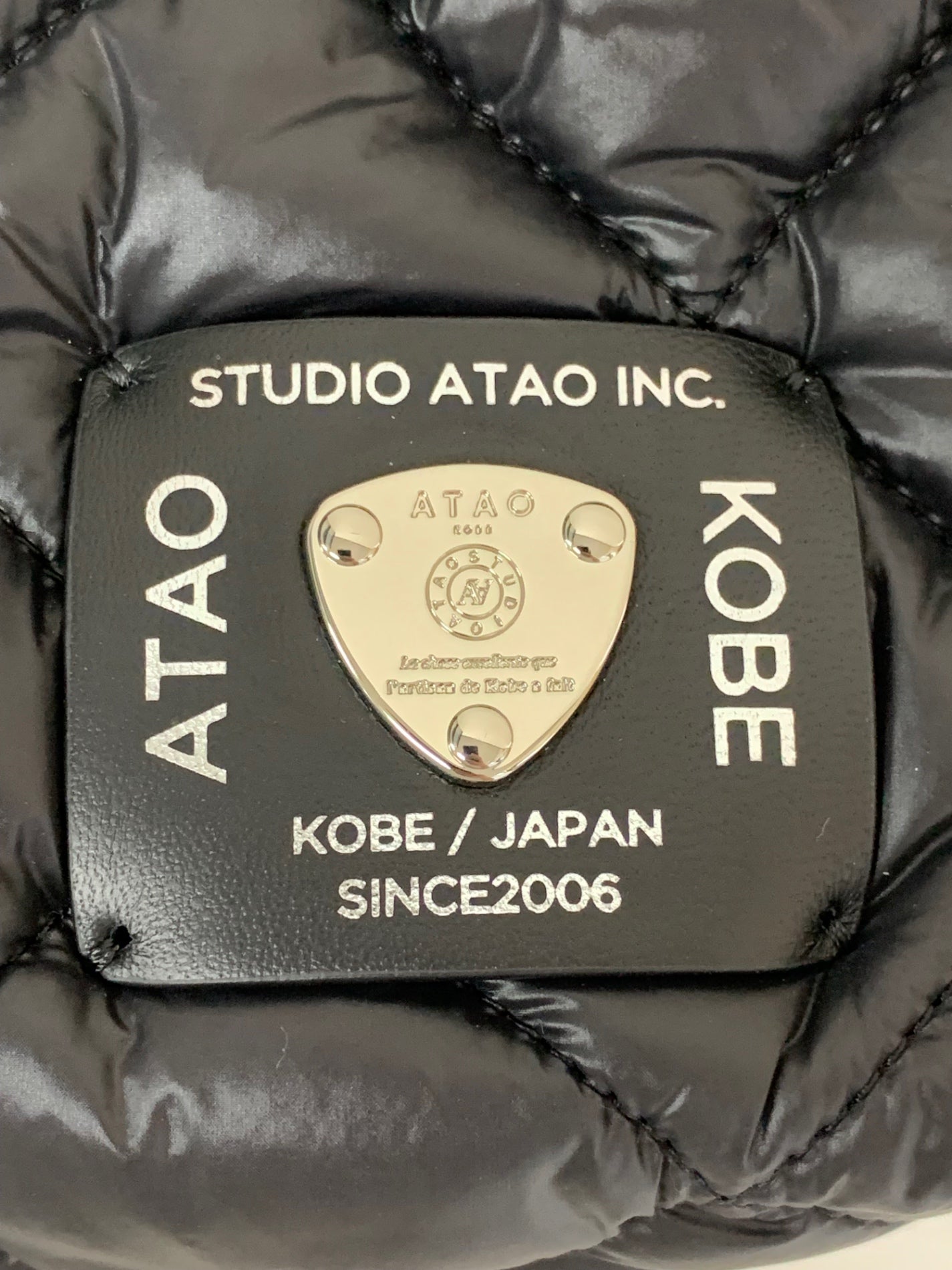 アタオ 超軽量クロスボディバッグ コラッツァ カメラバッグ サコッシュ ブラック ITR5PQ9I0Z3W