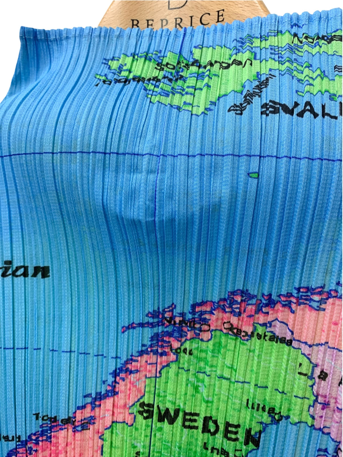 PLEATS PLEASE プリーツプリーズ イッセイミヤケ WORLD MAP PP81-JK593 世界地図柄 プリーツ ハイネック トップス ITOWW7EXKUYY