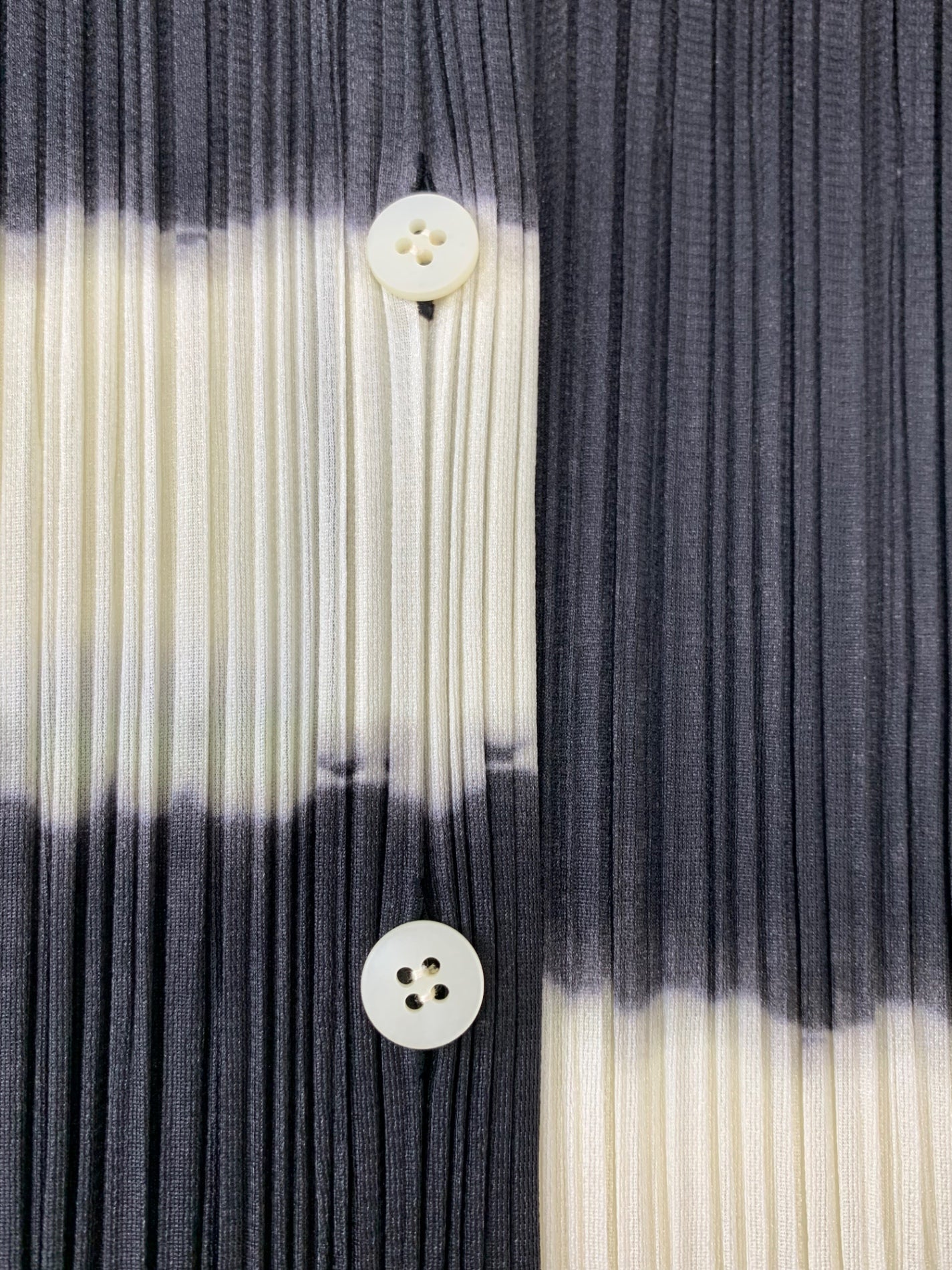 プリーツプリーズイッセイミヤケ PP51-JT686 ブラウス 3 ブラック ボーダー 絞り藍染め フレンチスリーブ IT857Y8Y5HL9