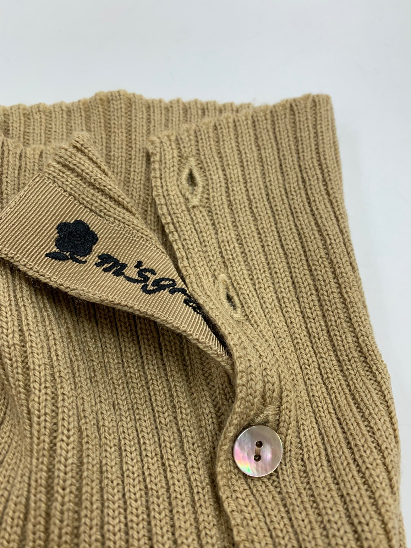 エムズグレイシー ロゴ刺繍入りタートルネックセーター 418611 ニット 40 ベージュ ボタン IT703EN08HIW