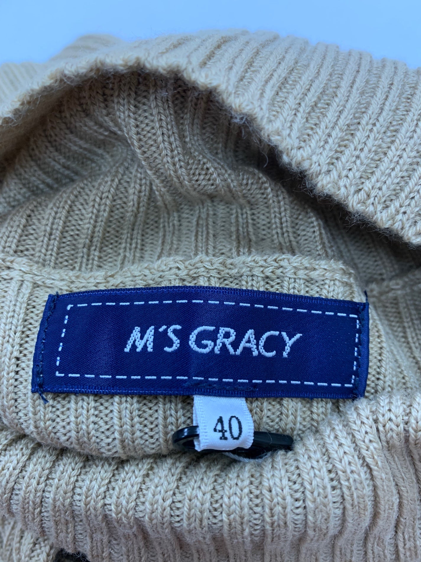 エムズグレイシー ロゴ刺繍入りタートルネックセーター 418611 ニット 40 ベージュ ボタン IT703EN08HIW