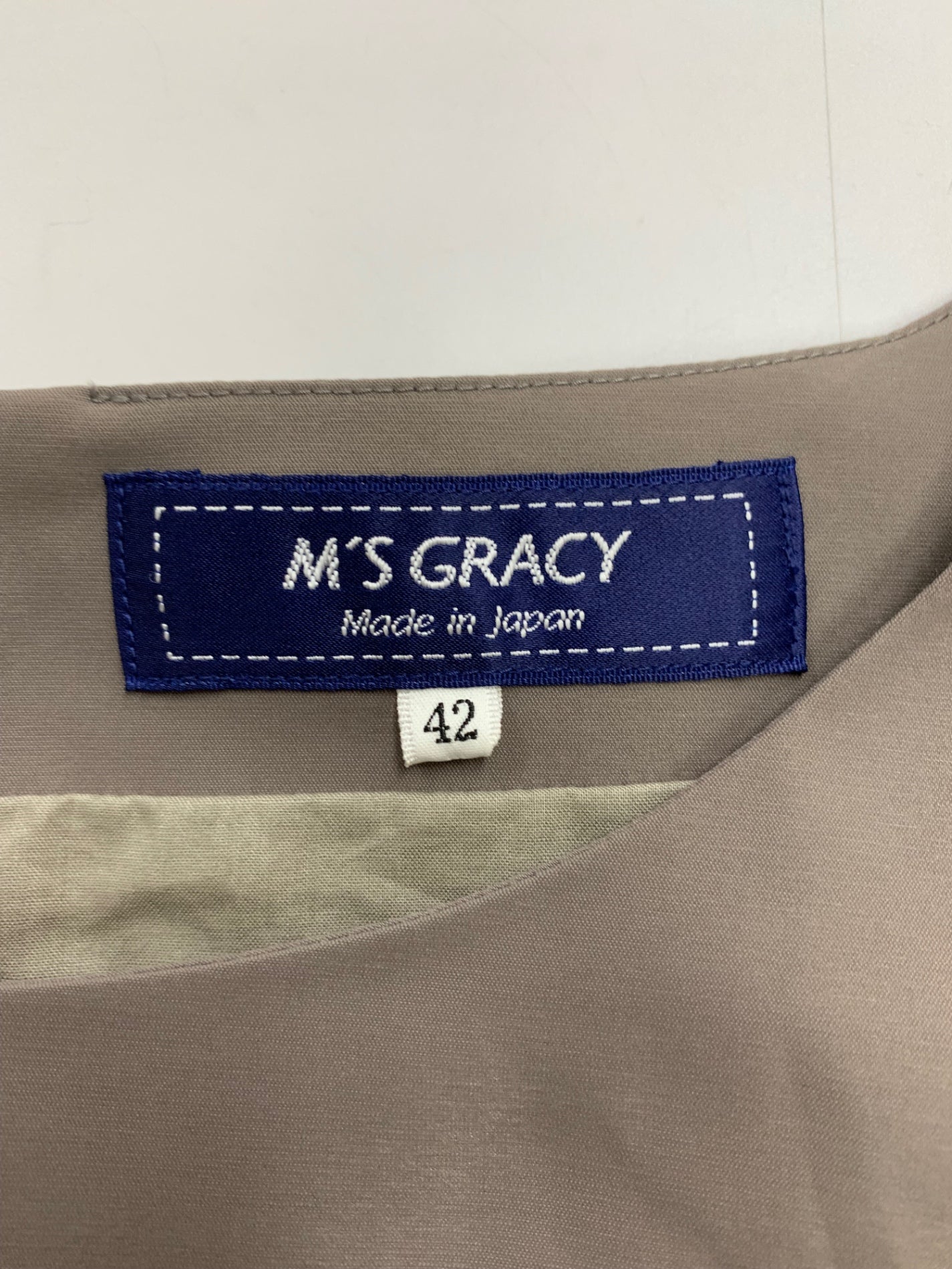 エムズグレイシーグレーワンピース42 美品エムズグレイシー リボンモチーフニットワンピース 42 中古