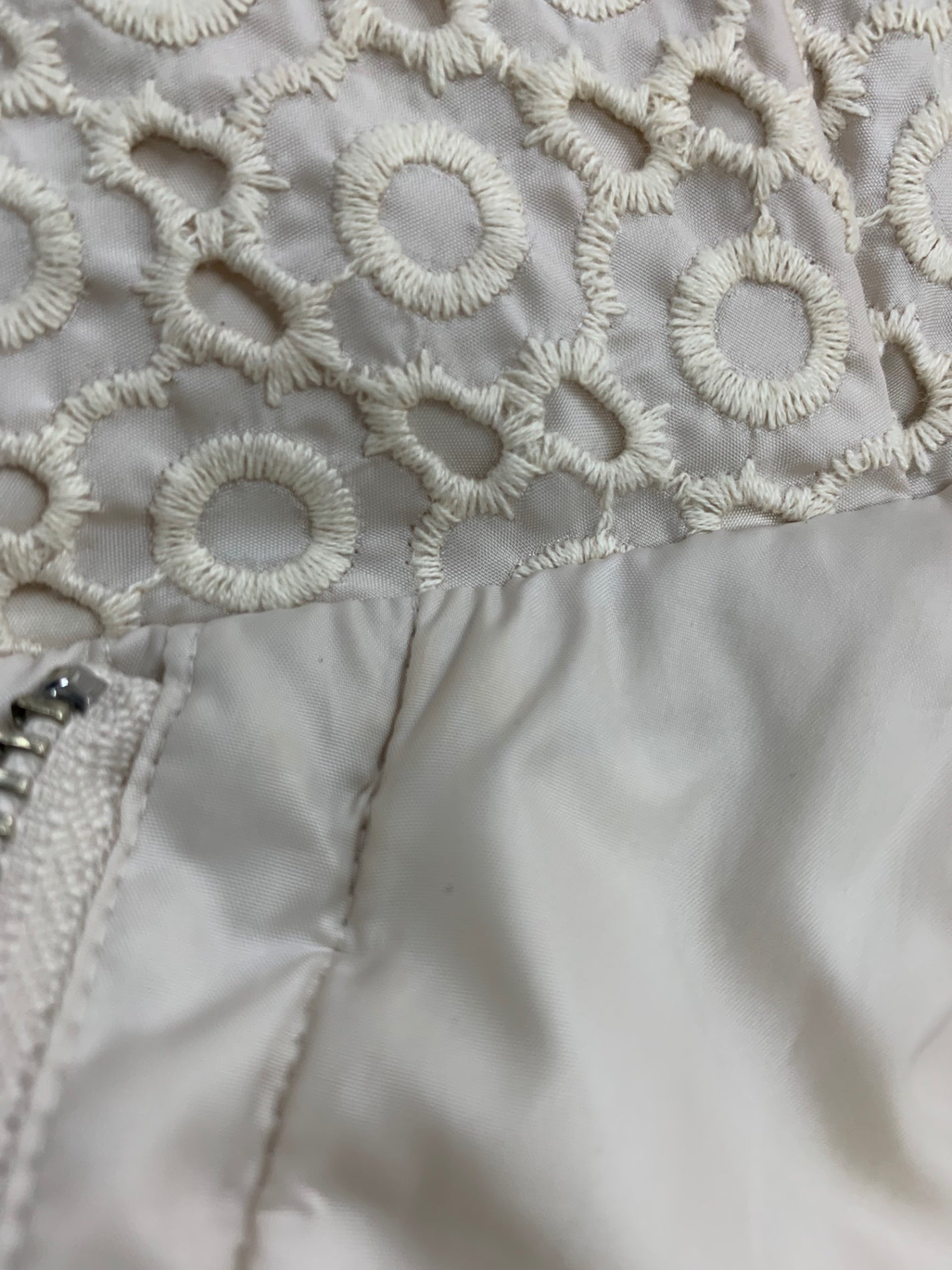 トゥービーシック W5A06-686 ダウンコート 40 アイボリー フラワーモチーフ カットワーク ITKVTKXLM308