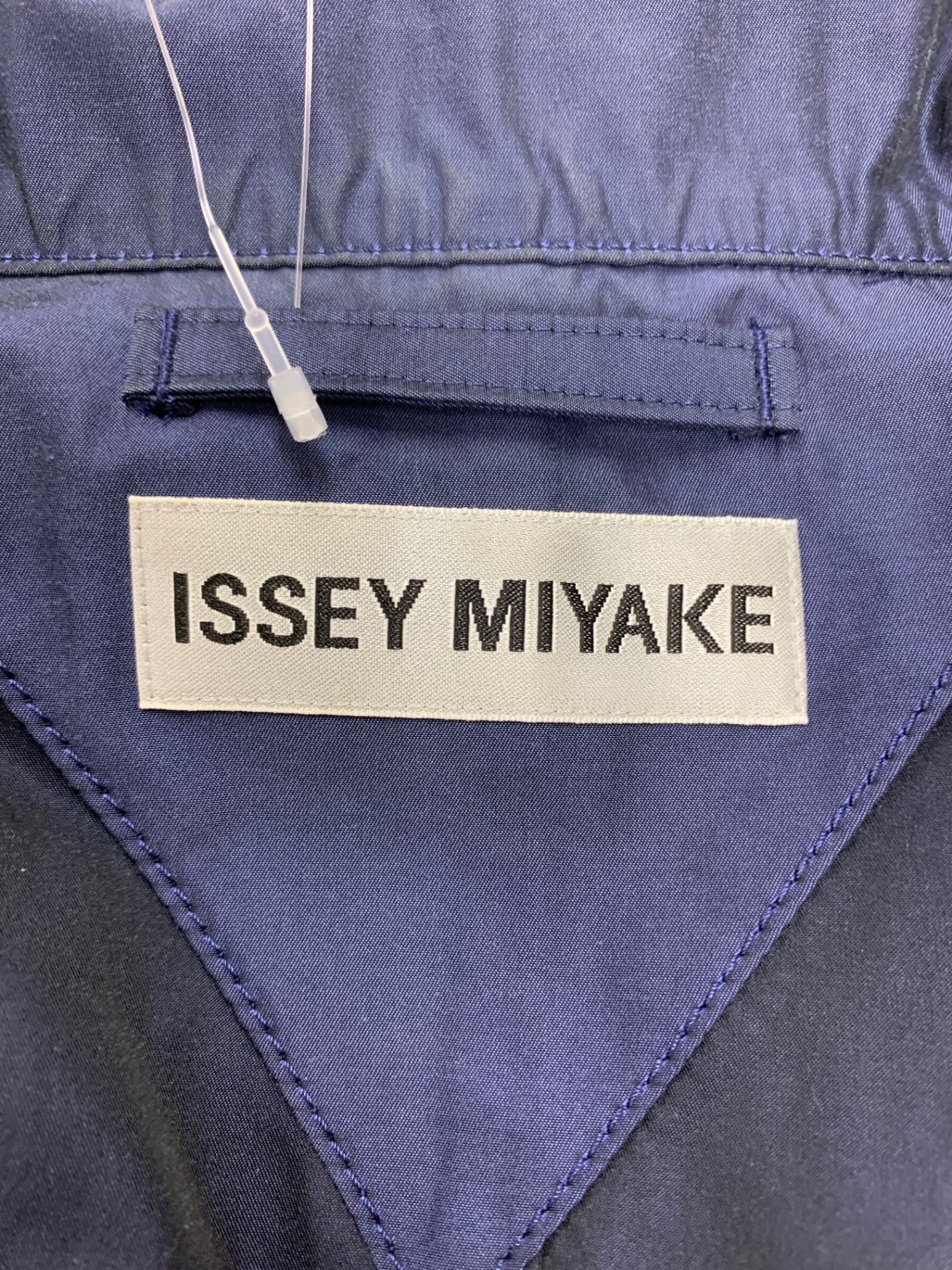 イッセイミヤケ シャンブレー テック コート M13FA048 2 ネイビー 形状記憶素材 撥水加工 ‘21AW IT3ZFZJ6SXAS 【SALE】
