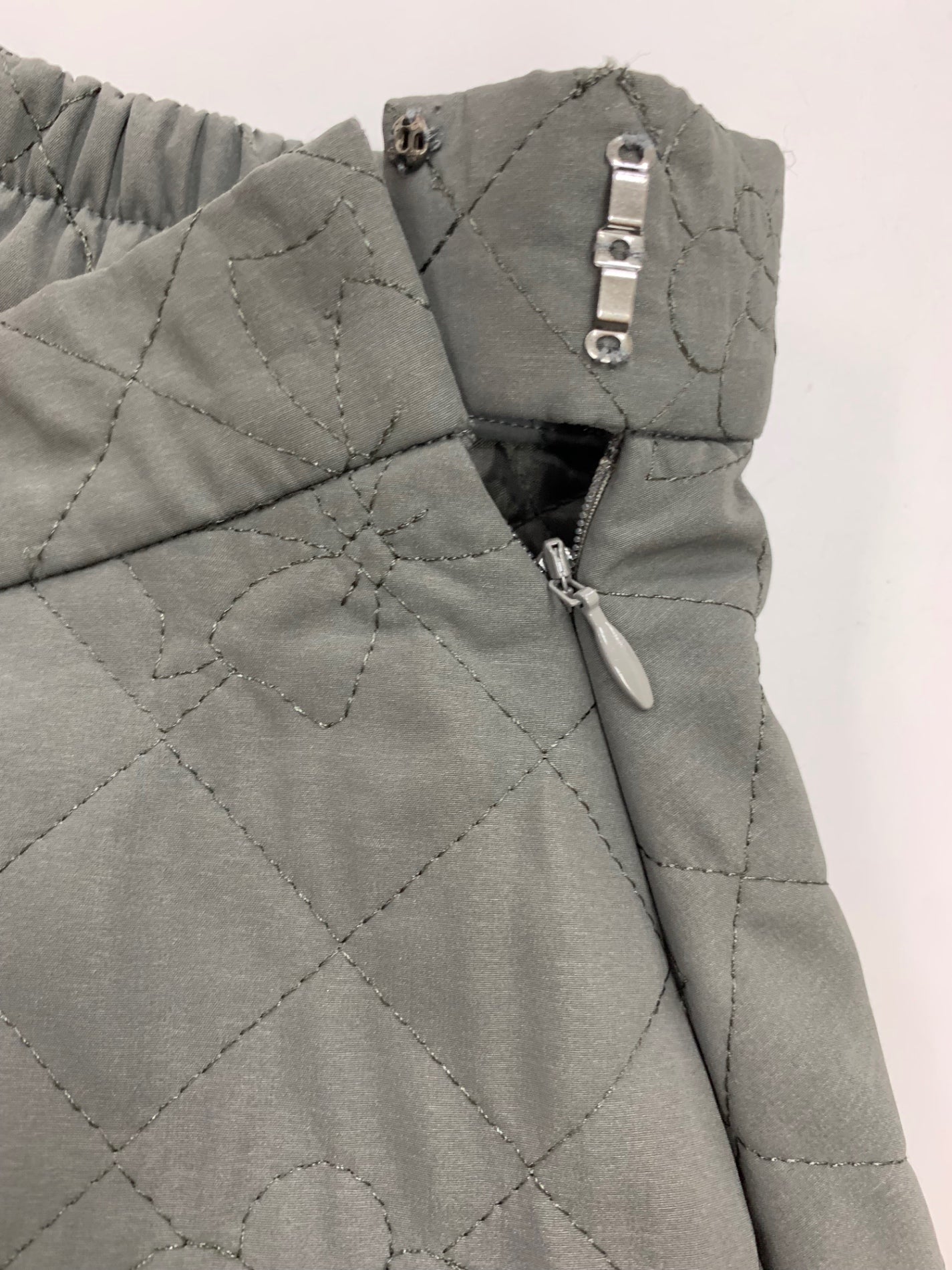 エムズグレイシー カメリアｘリボン柄キルティングフレア 417613 スカート 38 グレー ITW9BUKDG8V4