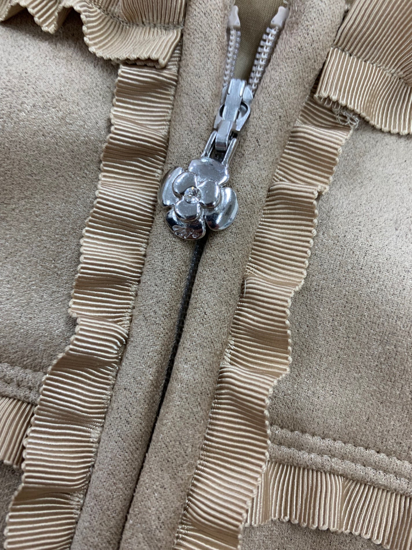 エムズグレイシー スウェードタッチジップアップジャケット 214521 38 ベージュ フリル ITGDKB6VDERW