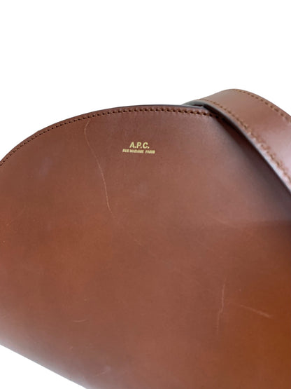 アーペーセー ショルダーバッグ ブラウン DEMI LUNE ハーフムーン レザー ITP8ZK5OVOI8 【SALE】