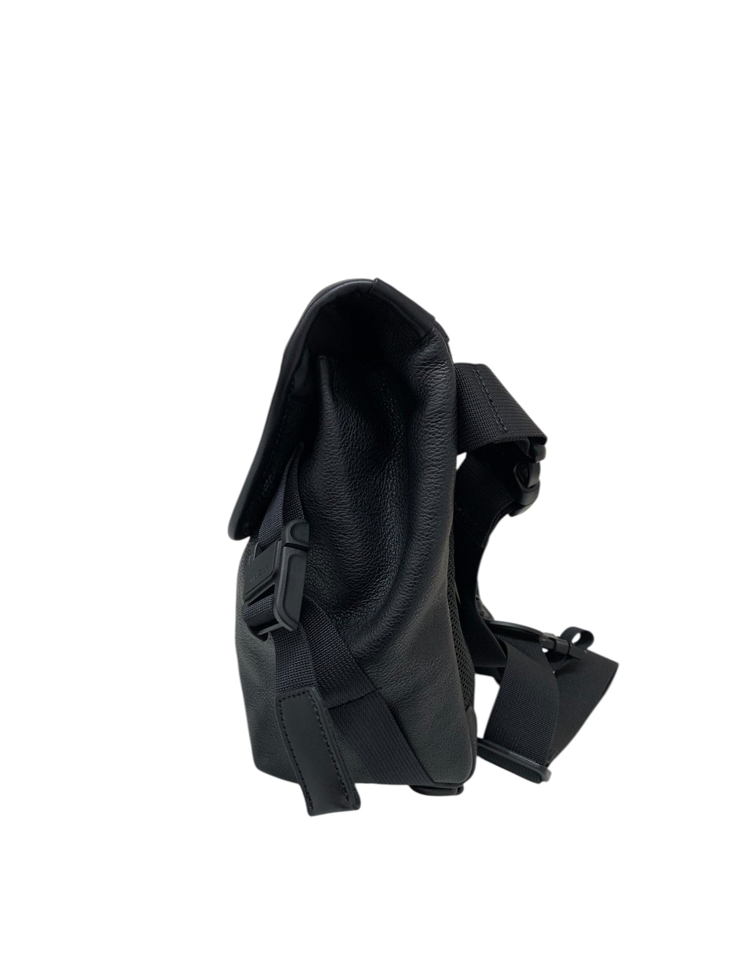 土屋鞄製造所 ザ・シーンズ メッセンジャーバッグ ブラック 牛革 ポリエステル 異素材 トルナット®ファイングレインレザー フィドロック ITMJX7ZFG4LS