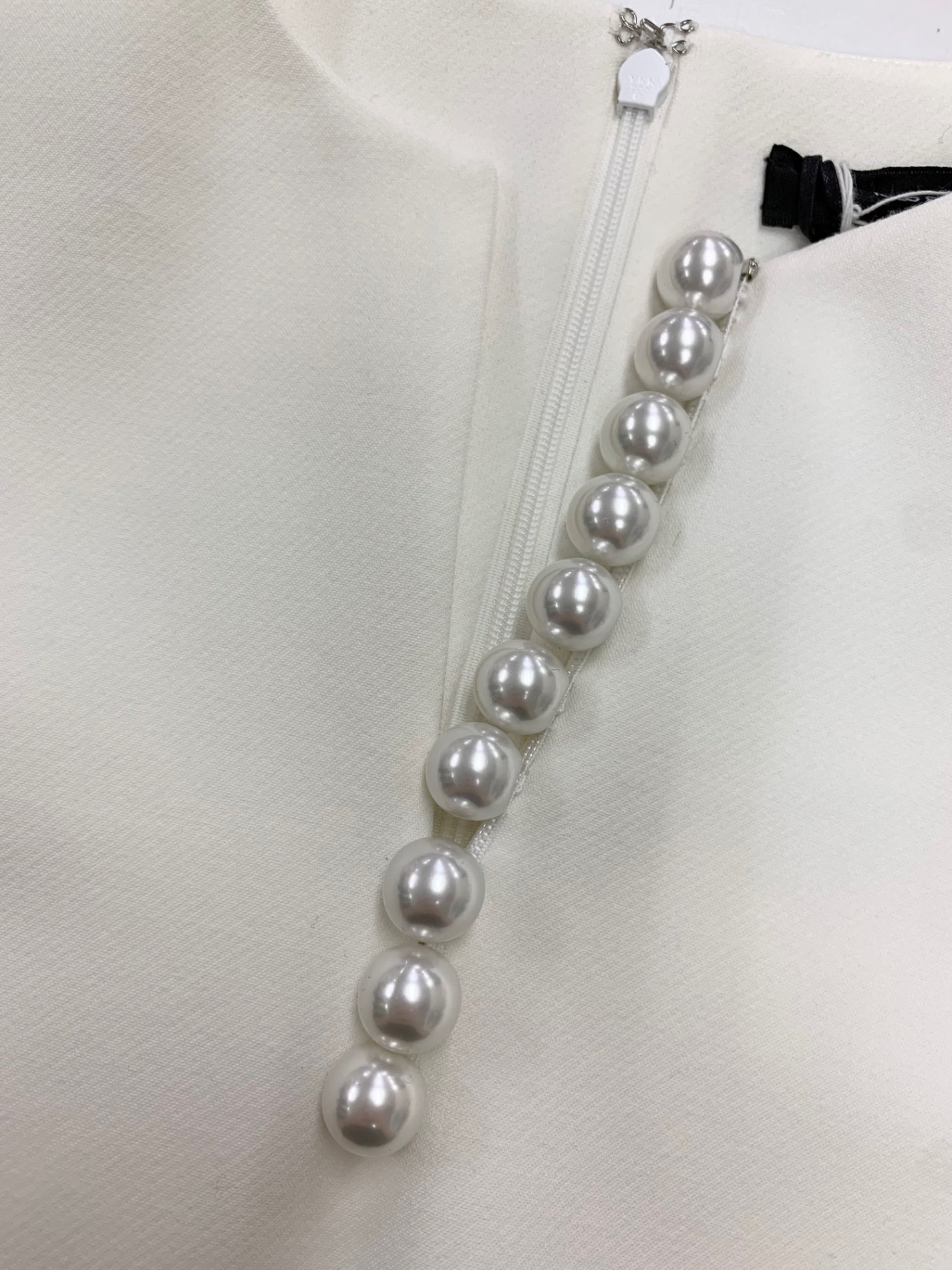 ヨーコチャン ラッフルスリーブ パールスリットラインブラウス YCB-124-408 40 ホワイト 24年モデル IT58M4MQ82AW 【SALE】