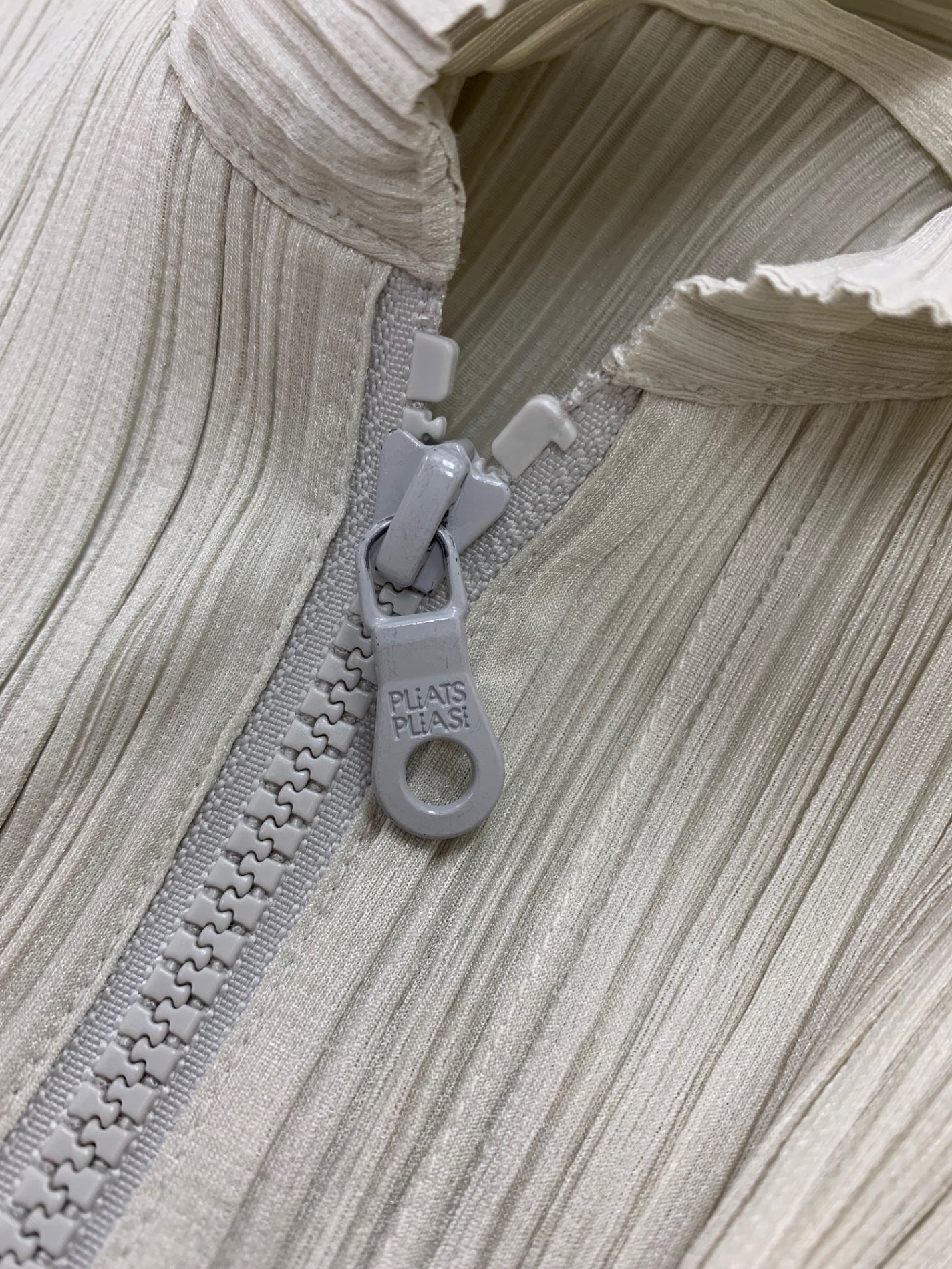 プリーツプリーズイッセイミヤケ PP03-JC101 トップス 3 グレー フード プリーツ ITFE9P2XFQL3