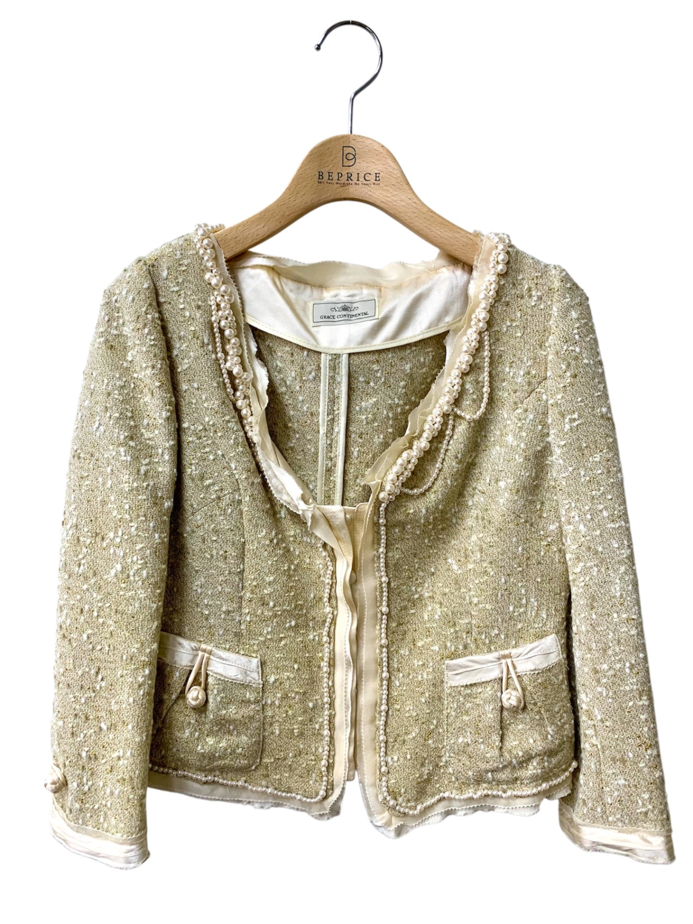 グレースコンチネンタル 04117901-3 ジャケット  36 ベージュ ノーカラー ツイード パール ラメ フリル ITLTUYD0X2BG 【SALE】