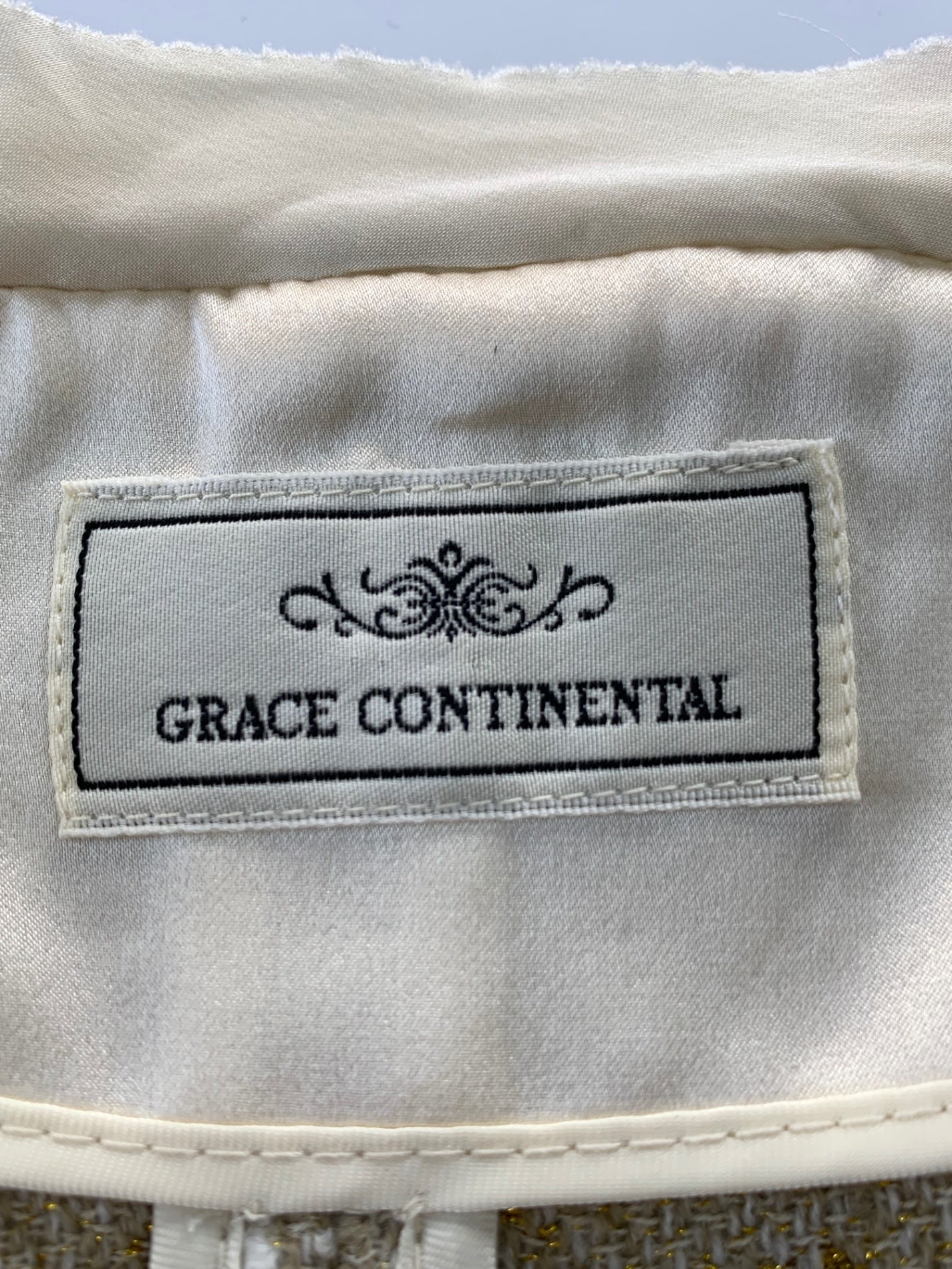 グレースコンチネンタル 04117901-3 ジャケット  36 ベージュ ノーカラー ツイード パール ラメ フリル ITLTUYD0X2BG 【SALE】