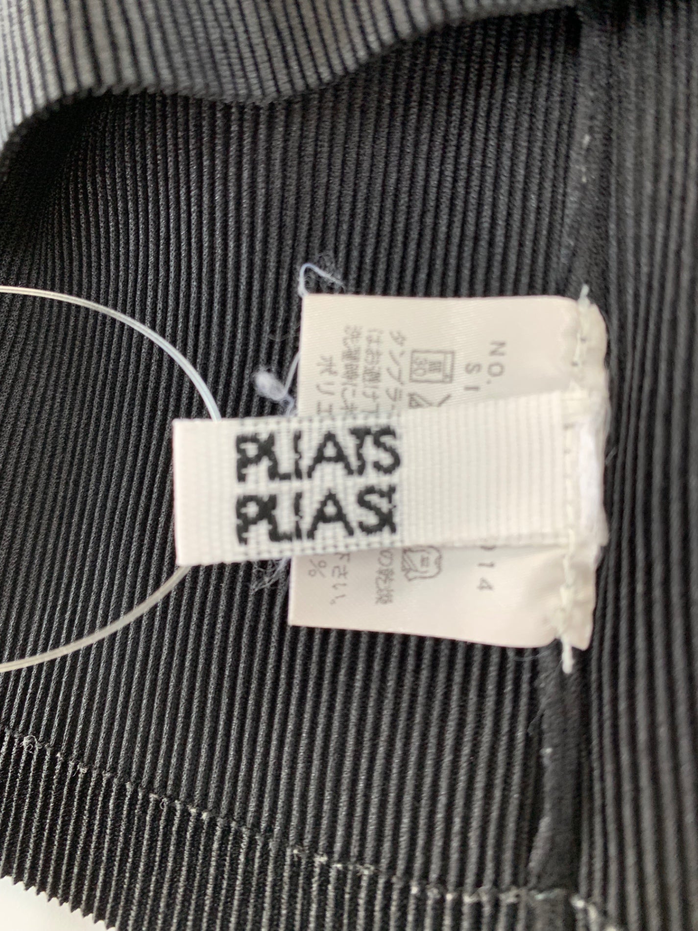 プリーツプリーズイッセイミヤケ PP02-FK014 襟付きプルオーバー 3 ブラック キーネック プリーツ IT3G9TGYK748