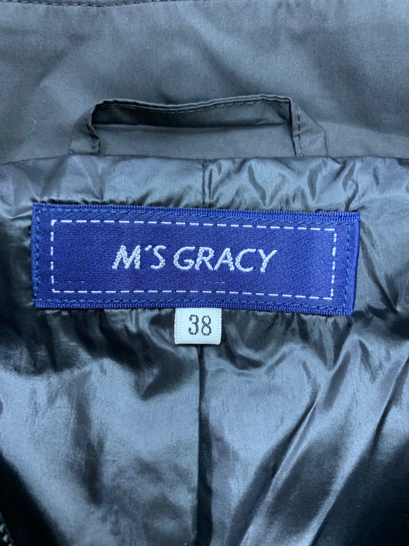 エムズグレイシー 019509 コンパクトダウンジャケット 38 ブラック フラワージップ フリル ハートワッペン フード ITODGMDKM2EV