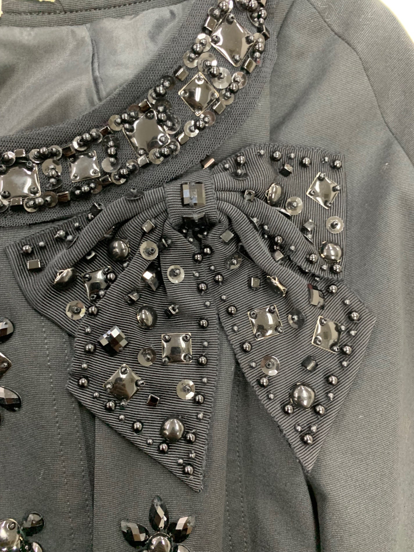 トゥービーシック W5J12-360-09 ワンピース 40 ブラック ビジュー ブローチ付 IT3VPFT2G8HS 【SALE】