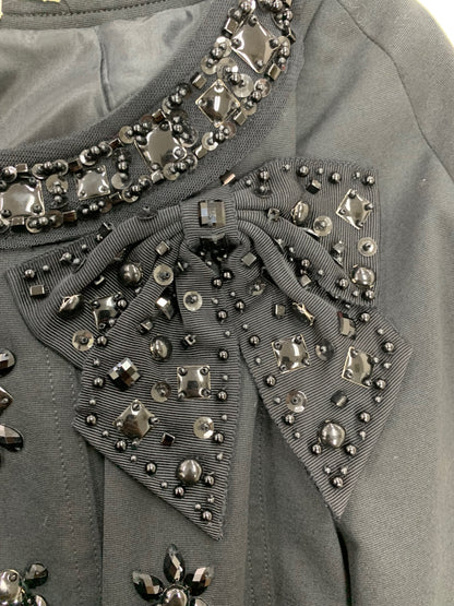 トゥービーシック W5J12-360-09 ワンピース 40 ブラック ビジュー ブローチ付 IT3VPFT2G8HS 【SALE】