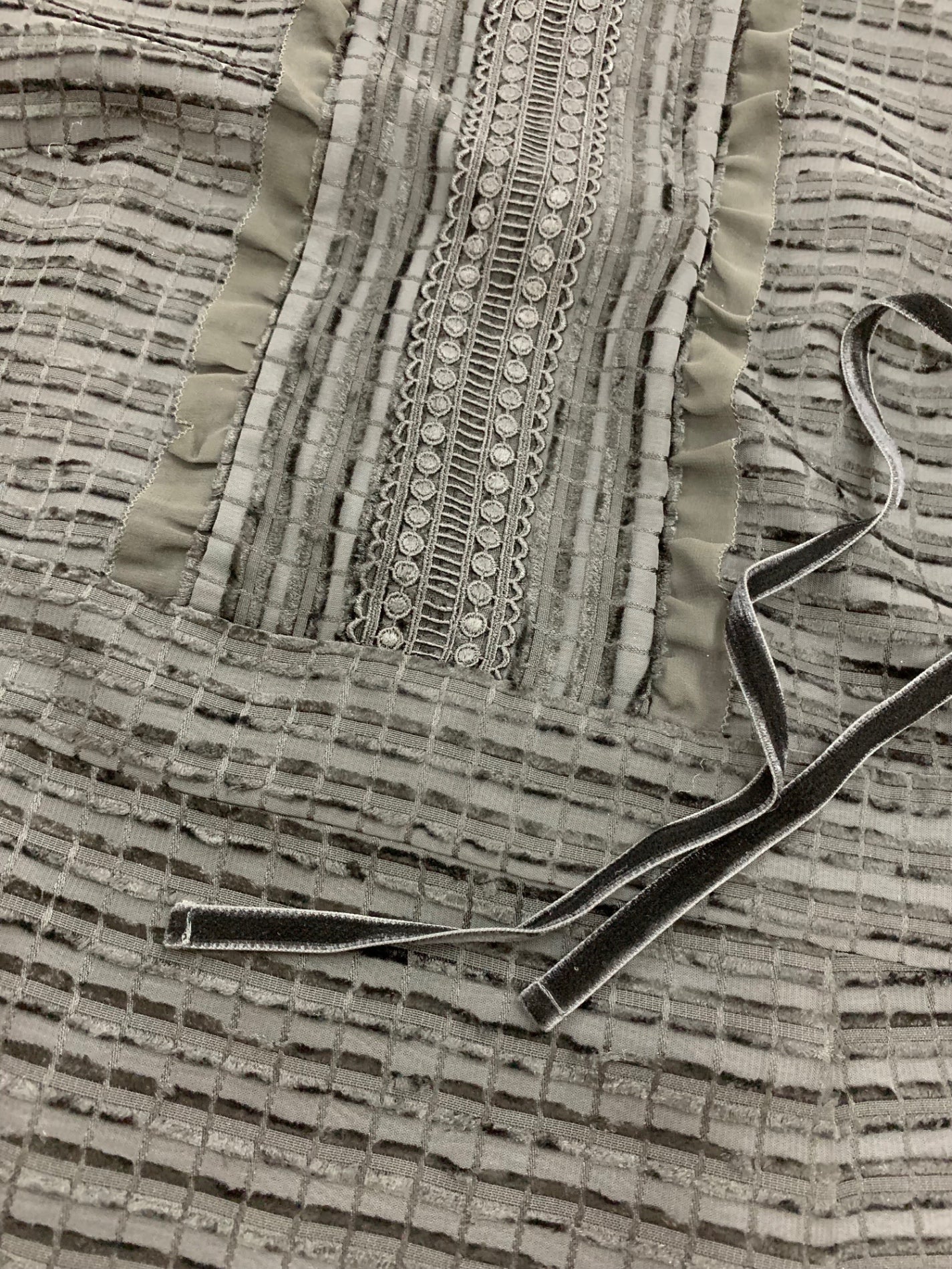 トゥービーシック W7J03-833-09 ワンピース 46 ブラック バックジップ フリル IT60CS4A0UXS