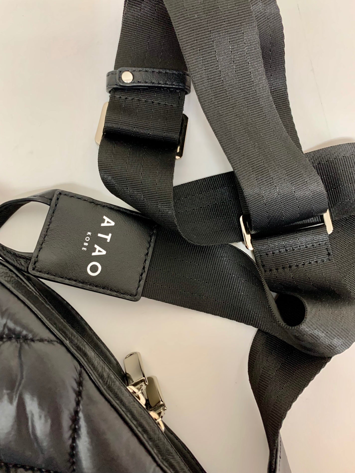 アタオ 超軽量クロスボディバッグ コラッツァ カメラバッグ サコッシュ ブラック ITR5PQ9I0Z3W