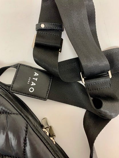 アタオ 超軽量クロスボディバッグ コラッツァ カメラバッグ サコッシュ ブラック ITR5PQ9I0Z3W