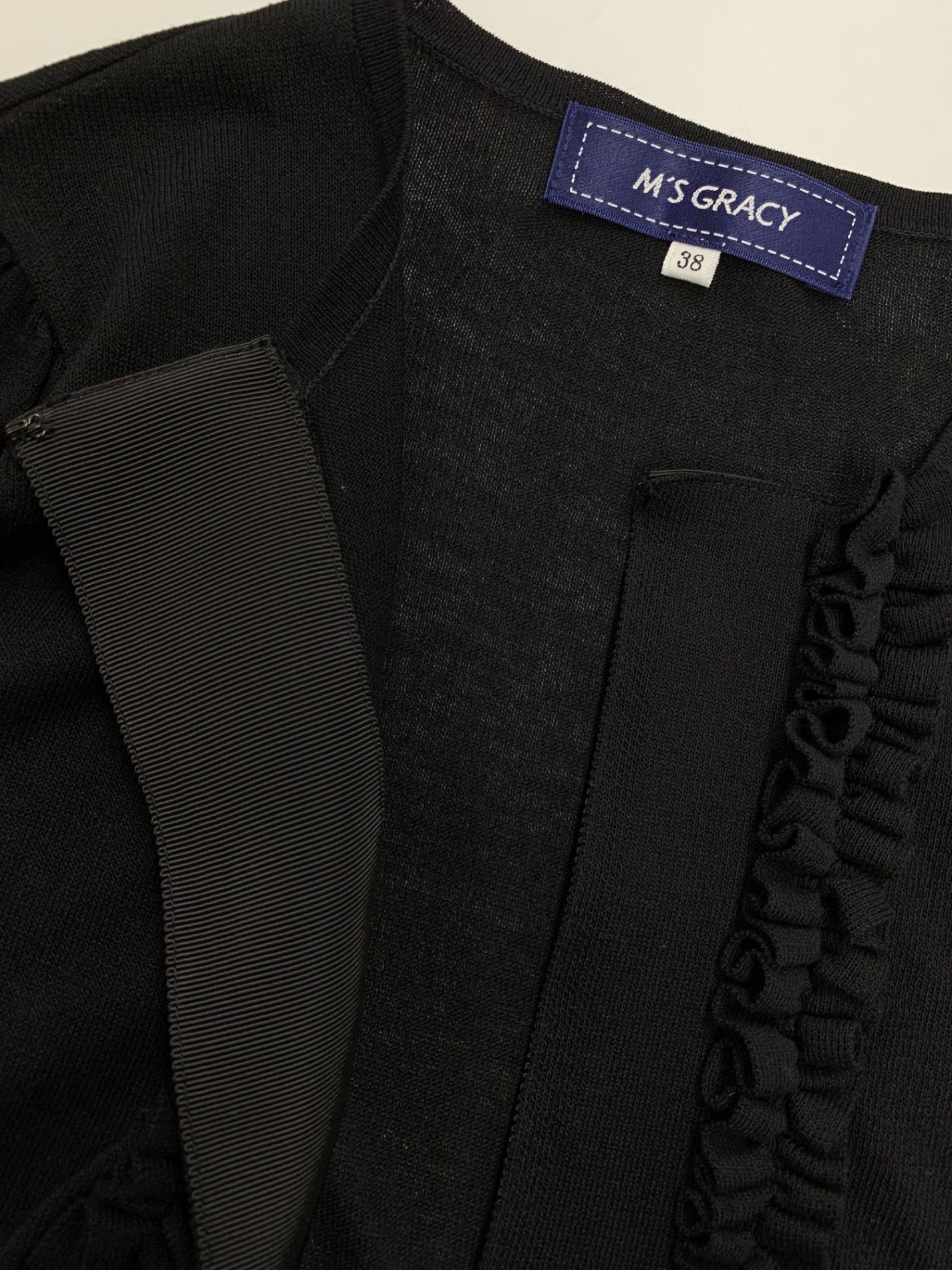 エムズグレイシー チュールフリル付きカーディガン 518117 カーディガン 38 ブラック ITMFDDOZ7M48