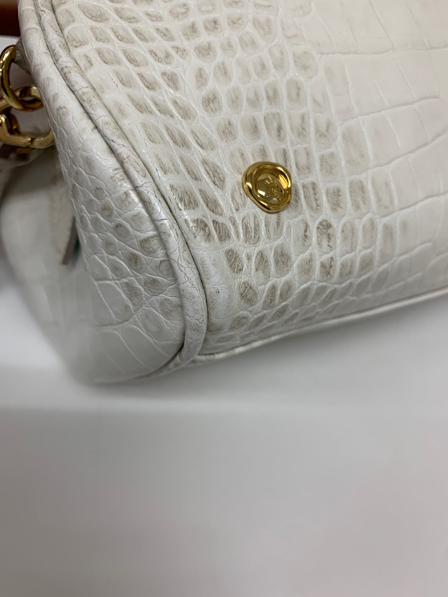 エーディーエムジェイ ショルダーバッグ ホワイト クロコ型押し