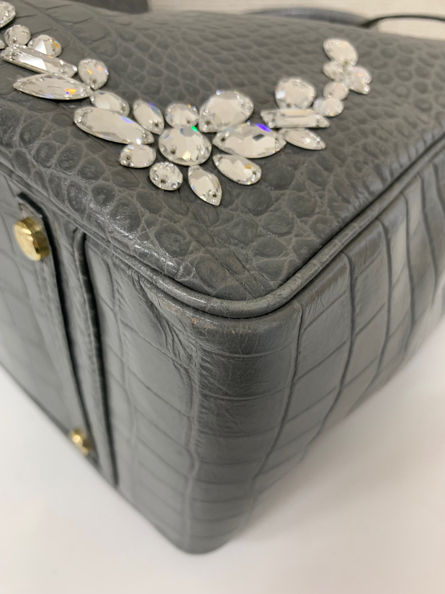 エーディーエムジェイ トートバッグ グレー クロコ型押し レザー スワロフスキー ITW95L3B47A2