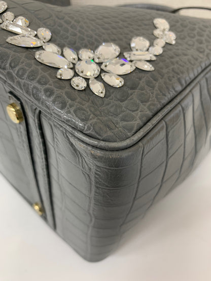 エーディーエムジェイ トートバッグ グレー クロコ型押し レザー スワロフスキー ITW95L3B47A2