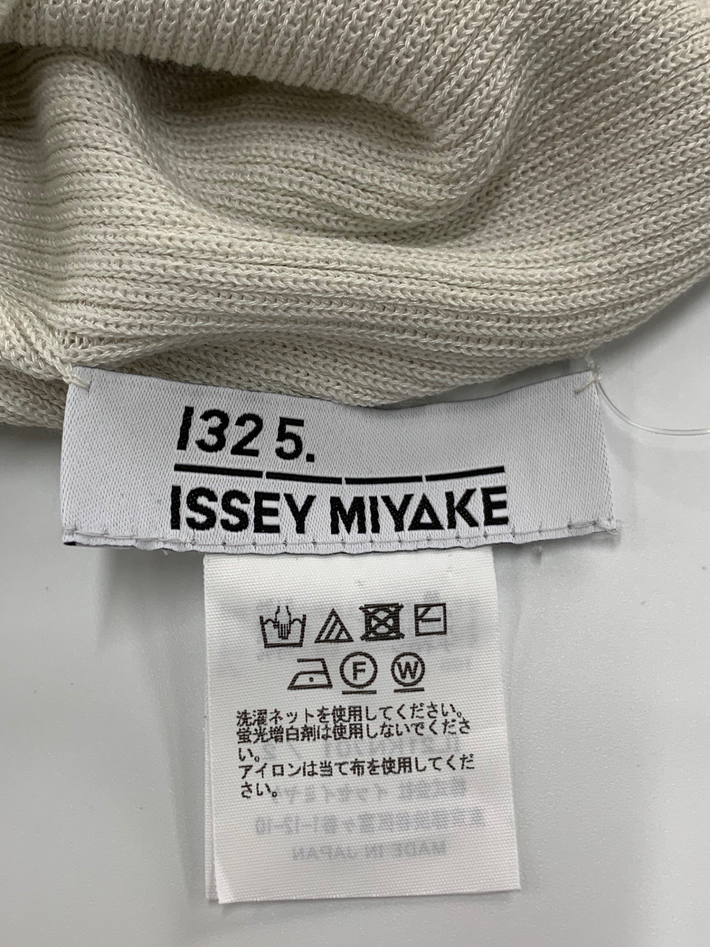 132 5. イッセイミヤケ IL21KN701 トップス 2 グレー Vネック ノースリーブ ITYQZWFLG954 【SALE】