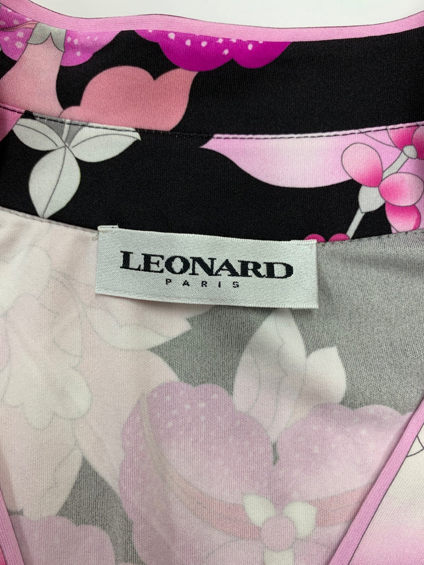 レオナールパリ 0480909 ワンピース 42 ブラック フラワーモチーフ Vネック ITP66BDUDRBT