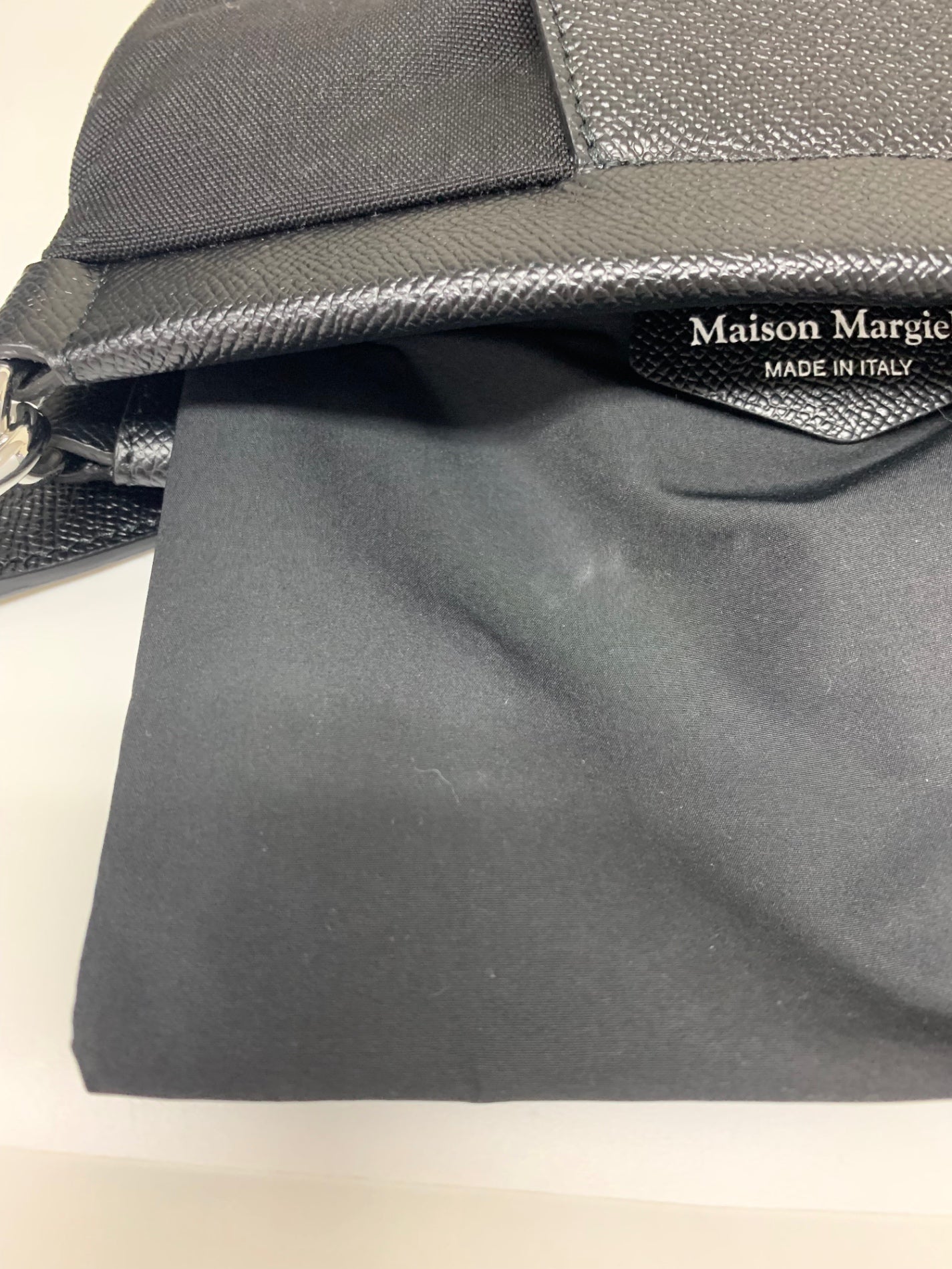 メゾンマルジェラ GLAM SLAM FLAT POCKET BAG SB2WG0008 ショルダーバッグ ブラック ITGBETUYB7EW 【SALE】