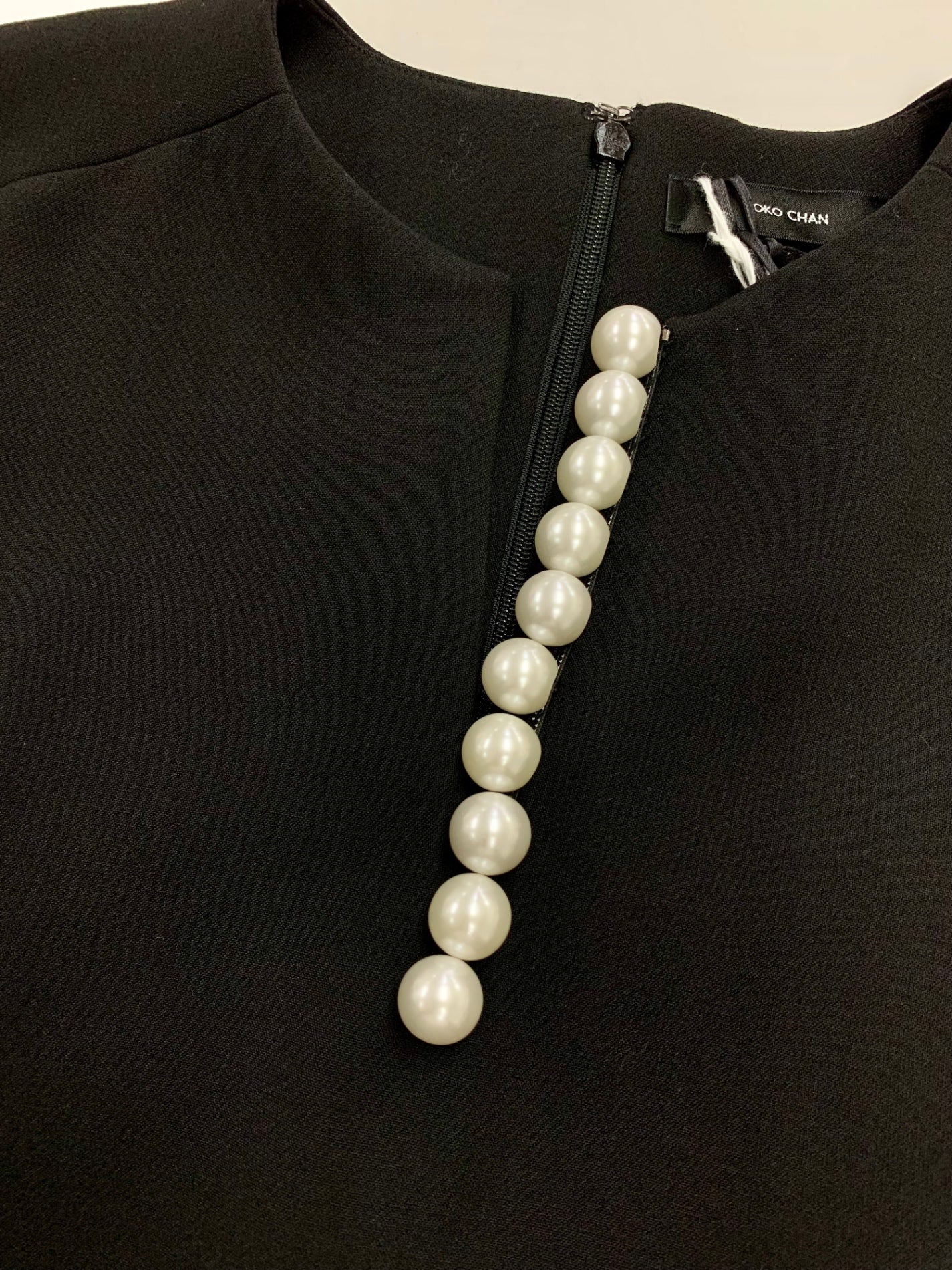ヨーコチャン Long sleeve ruffle trim pearl blouse YCB-124-409 40 ブラック 24年モデル IT513I8JE5R4 【SALE】