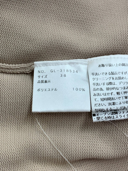 エムズグレイシー 318534 香水瓶ブローチ付きコンパクトジップニット 38 ベージュ ITK9RPMKQLE2