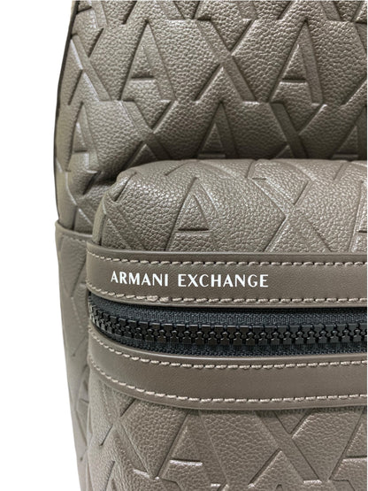アルマーニエクスチェンジ オールオーバーエンボスロゴ バックパック XM000237/AF12133 ブラウン フェイクレザー ITJKXLTEE2PK