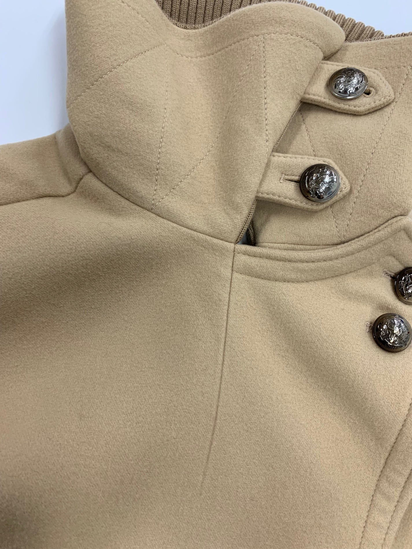 クロエ CHC19WMA 2707827834 ポンチョ 34 ベージュ シルバーボタン ニット襟 ITAN6PRZFZAC