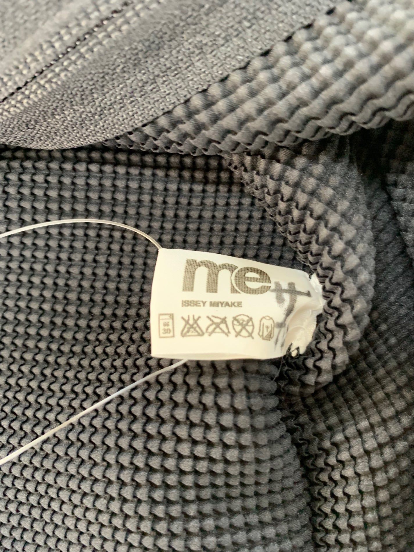 ミーイッセイミヤケ MI13FO002 ジップカーディガン ブラック ハイネック ダブルジップ ITE0XE4NNUCQ