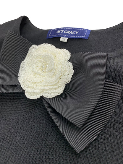 エムズグレイシー 418105 ニット 38 ブラック カメリア リボンブローチ付き ITNBBEWZVHJ4