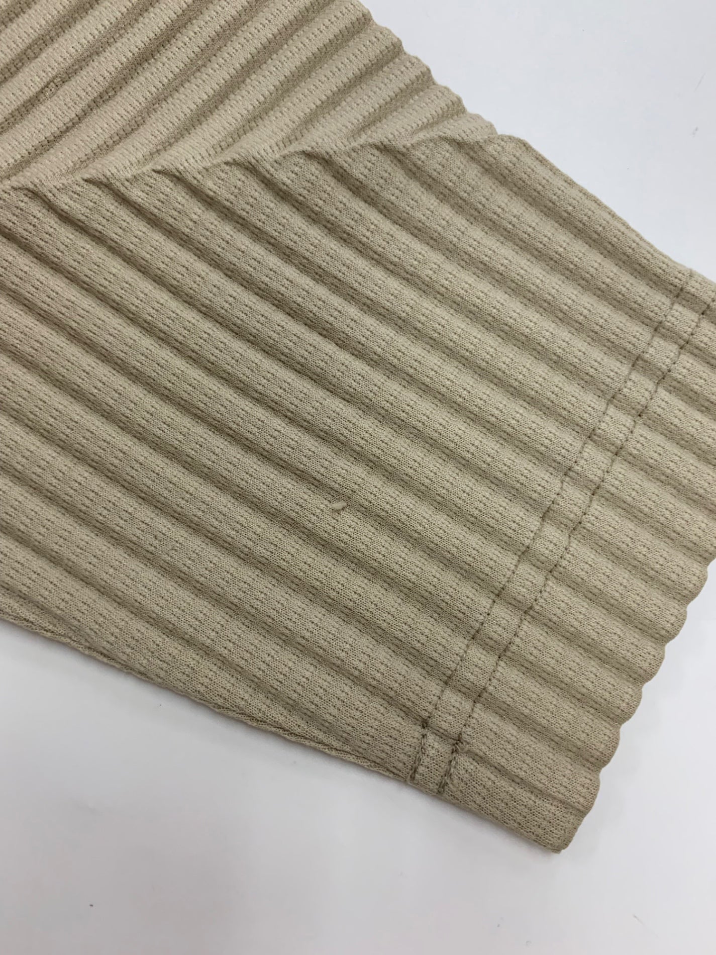 オムプリッセイッセイミヤケ HP41JL111 カーディガン 2 ベージュ プリーツ IT4IY0JIYQIW 【SALE】