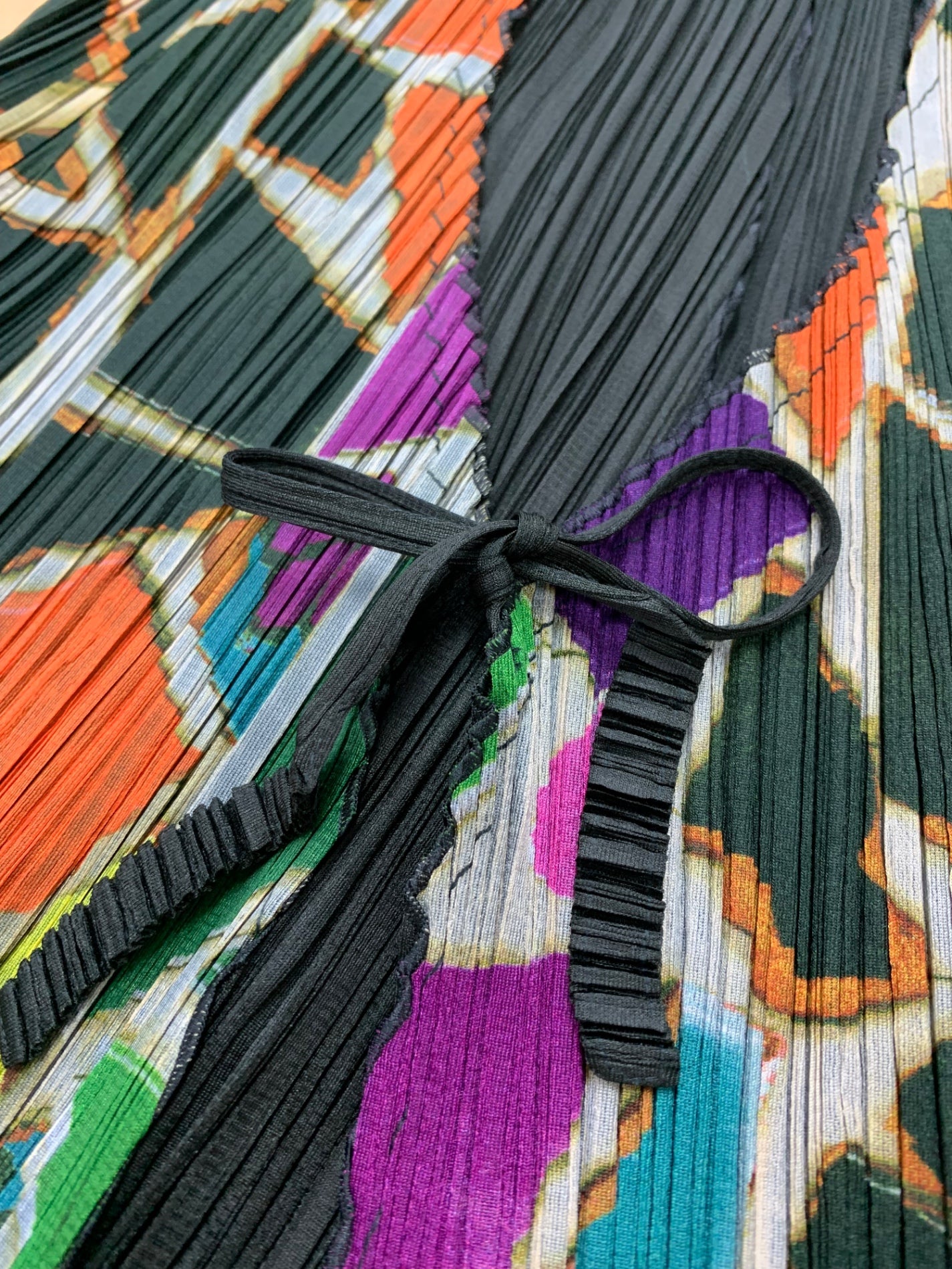 プリーツプリーズイッセイミヤケ PP33-JK734 プルオーバー 3 マルチカラー ガラパゴス諸島 宝石 幾何学模様プリント 変形 ITYGWC2UBZB0