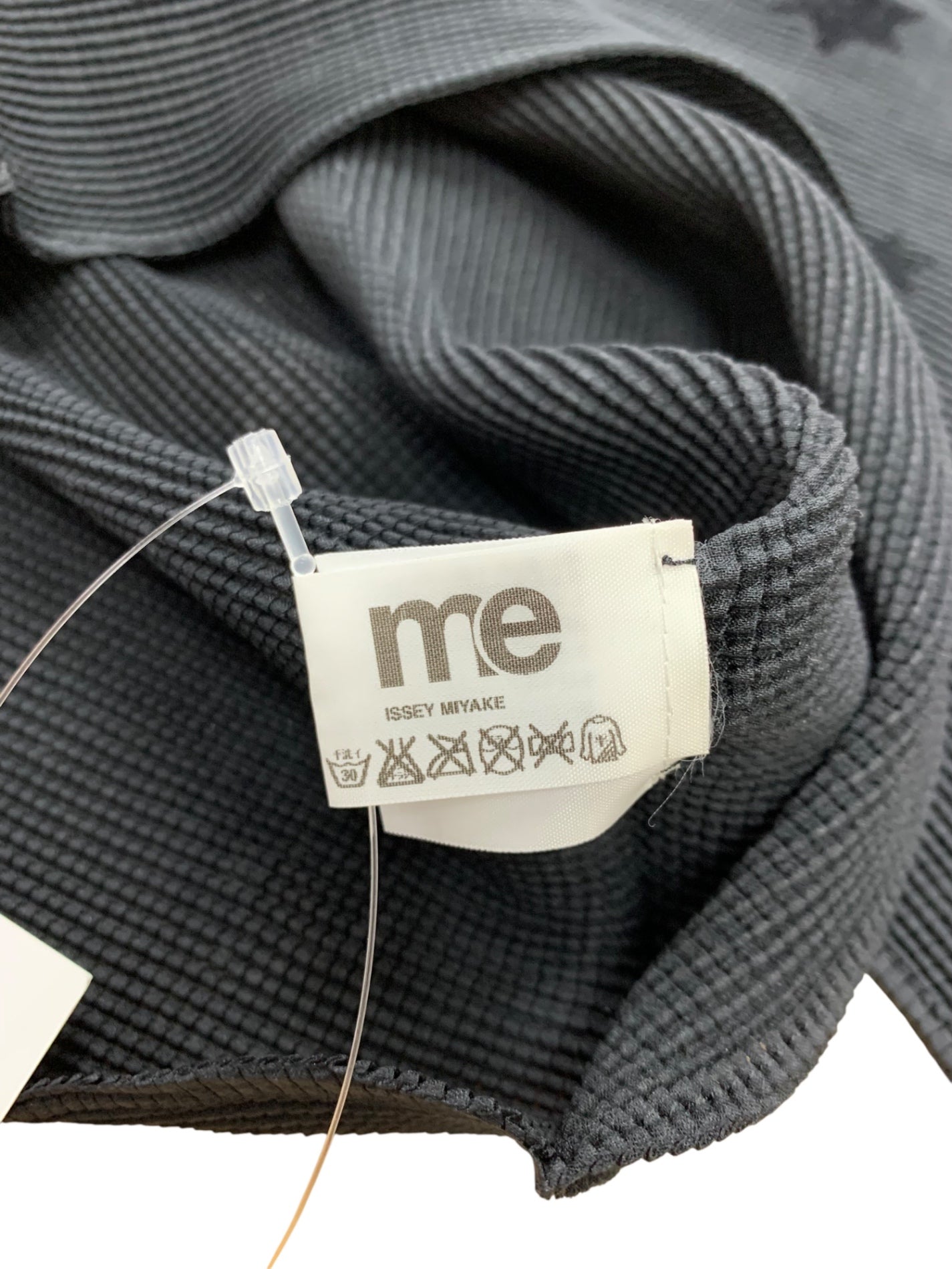 ミーイッセイミヤケ MI24FJ651 プルオーバー ブラック ボトルネック ワッフルプリーツ スター ITJMR2MR7W74