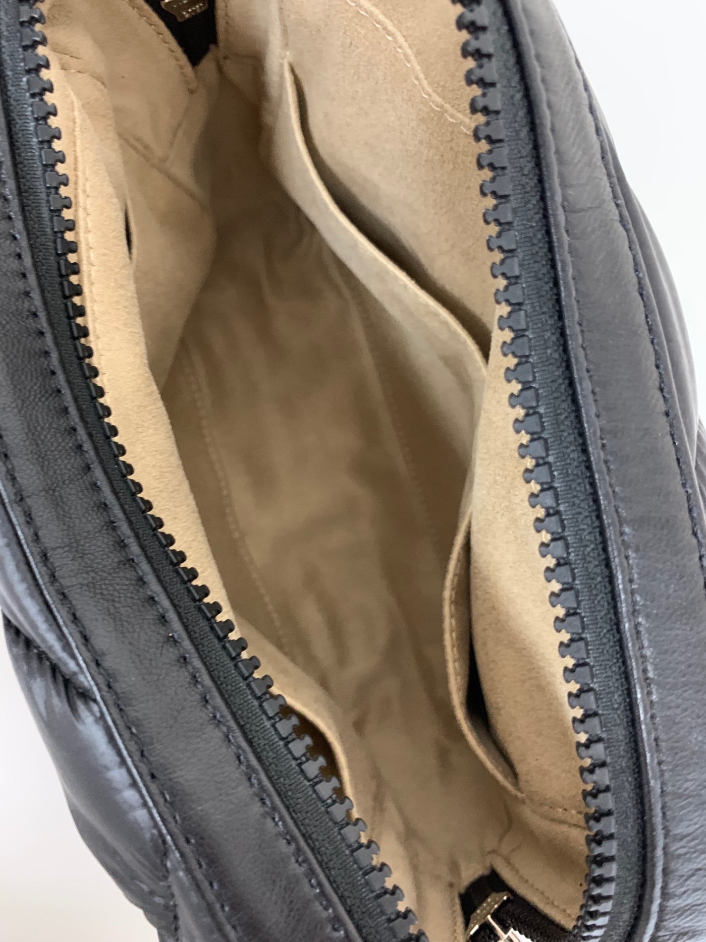 アタオ 超軽量クロスボディバッグ コラッツァ カメラバッグ サコッシュ ブラック ITR5PQ9I0Z3W