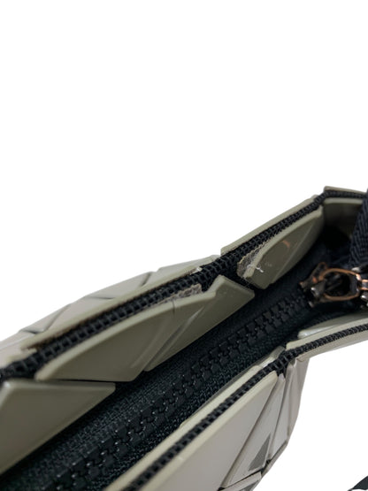 バオバオイッセイミヤケ ROW METALLIC BB93-AG463 ショルダーバッグ グレー ITZY2ZUPVVEC