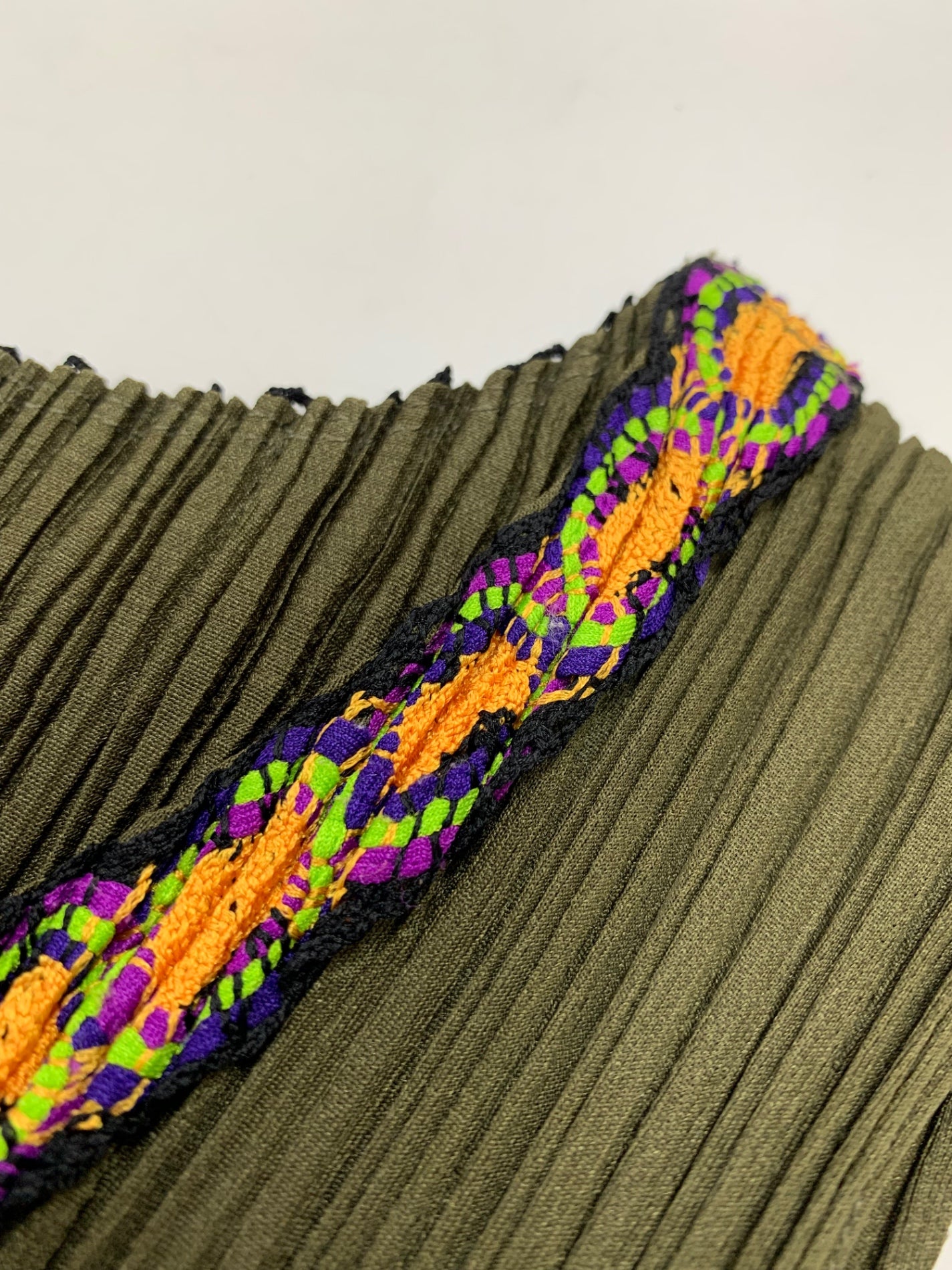 プリーツプリーズイッセイミヤケ PP73-JG571 カットソー 3 カーキグリーン ノースリ 刺繍 ITFIIA7WHK9I 【SALE】